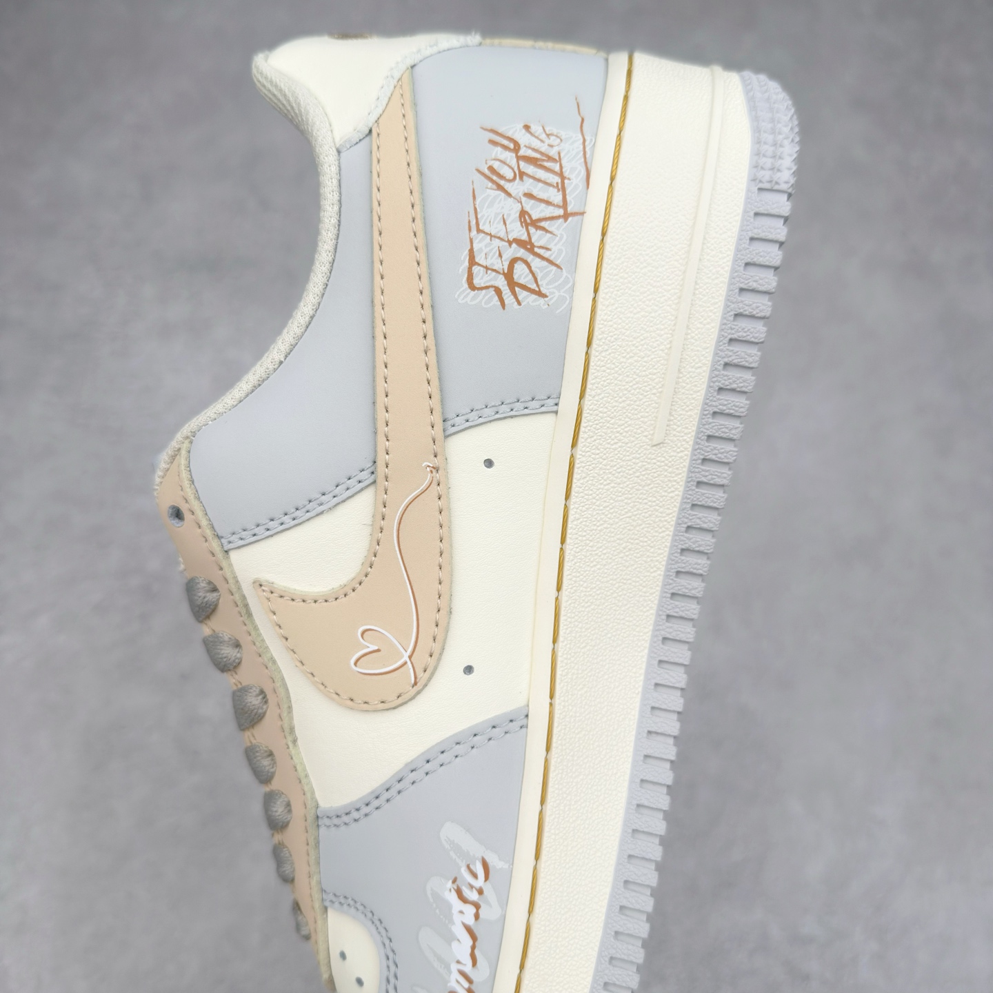 图片[7]-NK Air Force 1´07 Low 空军一号低帮百搭休闲运动板鞋 DB3310-111 柔软、弹性十足的缓震性能和出色的中底设计 横跨复古与现代的外型结合 造就出风靡全球 三十多年的Force 1 直到今天还深受青睐 实拍调校N版已经零色差零失真 百分百还原实物色彩所见即所得 不存在货不对板色差等低级问题 选购参考实物拍摄 不混卖不参货 只用心做好货严格选品 承诺混一赔十 尺码：36 36.5 37.5 38 38.5 39 40 40.5 41 42 42.5 43 44 44.5 45-选品中心