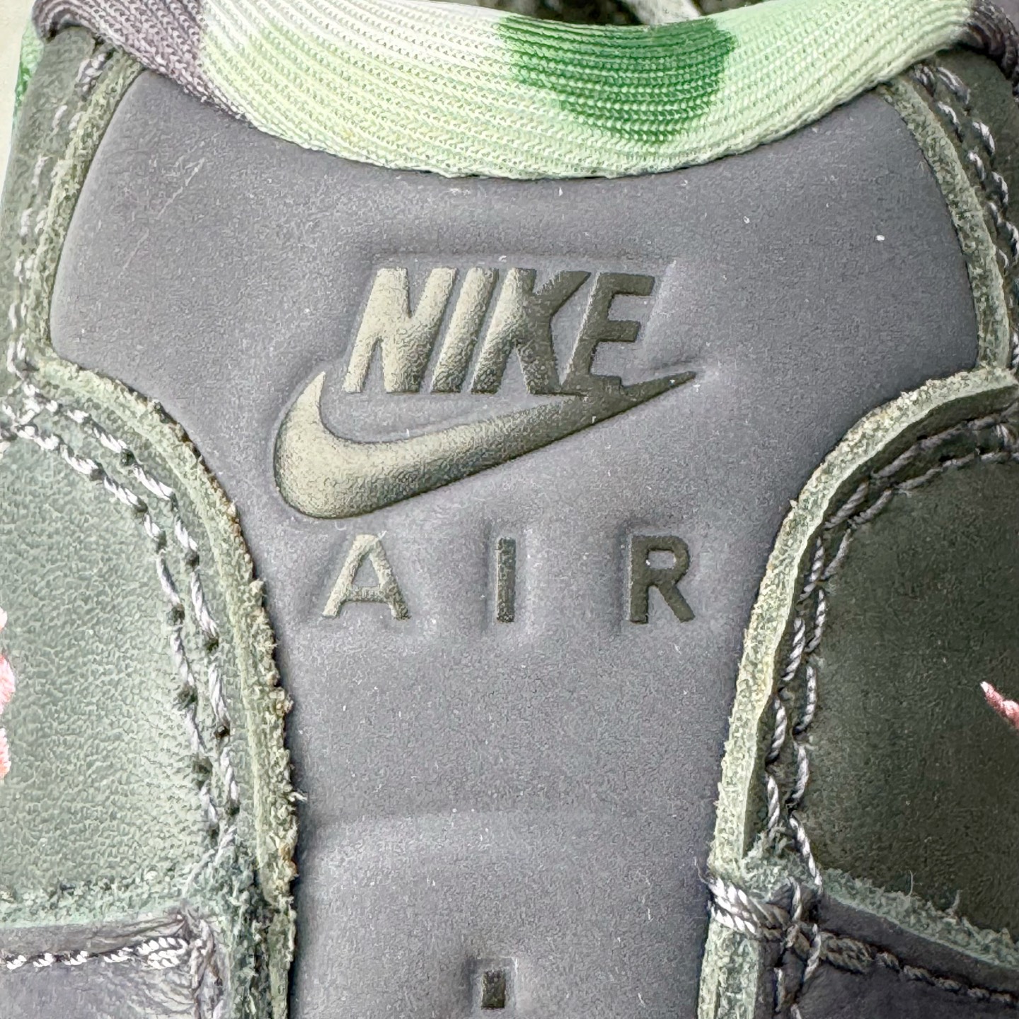 图片[25]-＃GX纯原 Corteiz x NK Air Max 95 联名复古舒适气垫运动鞋 黑粉 FB2709-001 经典重温 外单专供大厂出品 品质稳定 一百余色 终端操作 鞋款设计灵感源于人体构造 中底设计基于人体的脊柱构造 是整体设计的核心 尼龙孔眼代表了肋骨 而分层式面板和网眼象征着肌肉纤维和肉体组织 Air Max 95采用了两个独立的吹塑成型的Air-Sole单元 并首次在前掌使用可视化气垫设计 Swoosh logo夜当作一个 点符号放在了鞋子的后帮位置 20年的发展让 AIR MAX 95有了不同的故事 20年后再度面向世人的时候 焕然一新的面貌 让人有了另外一种清新脱俗的感觉 尺码：40 40.5 41 42 42.5 43 44 44.5 45 45.5 46 47.5 48.5-选品中心
