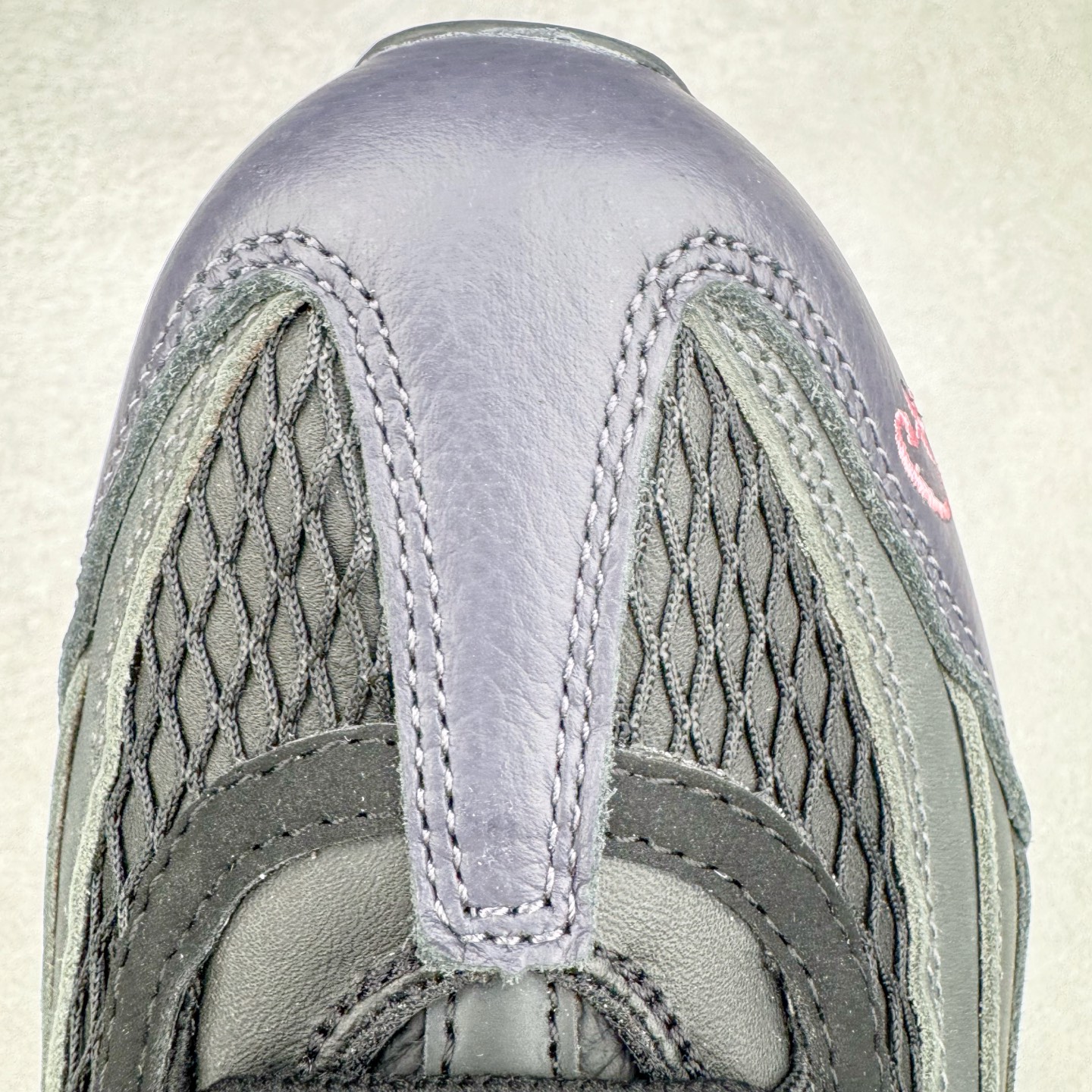 图片[16]-＃GX纯原 Corteiz x NK Air Max 95 联名复古舒适气垫运动鞋 黑粉 FB2709-001 经典重温 外单专供大厂出品 品质稳定 一百余色 终端操作 鞋款设计灵感源于人体构造 中底设计基于人体的脊柱构造 是整体设计的核心 尼龙孔眼代表了肋骨 而分层式面板和网眼象征着肌肉纤维和肉体组织 Air Max 95采用了两个独立的吹塑成型的Air-Sole单元 并首次在前掌使用可视化气垫设计 Swoosh logo夜当作一个 点符号放在了鞋子的后帮位置 20年的发展让 AIR MAX 95有了不同的故事 20年后再度面向世人的时候 焕然一新的面貌 让人有了另外一种清新脱俗的感觉 尺码：40 40.5 41 42 42.5 43 44 44.5 45 45.5 46 47.5 48.5-选品中心