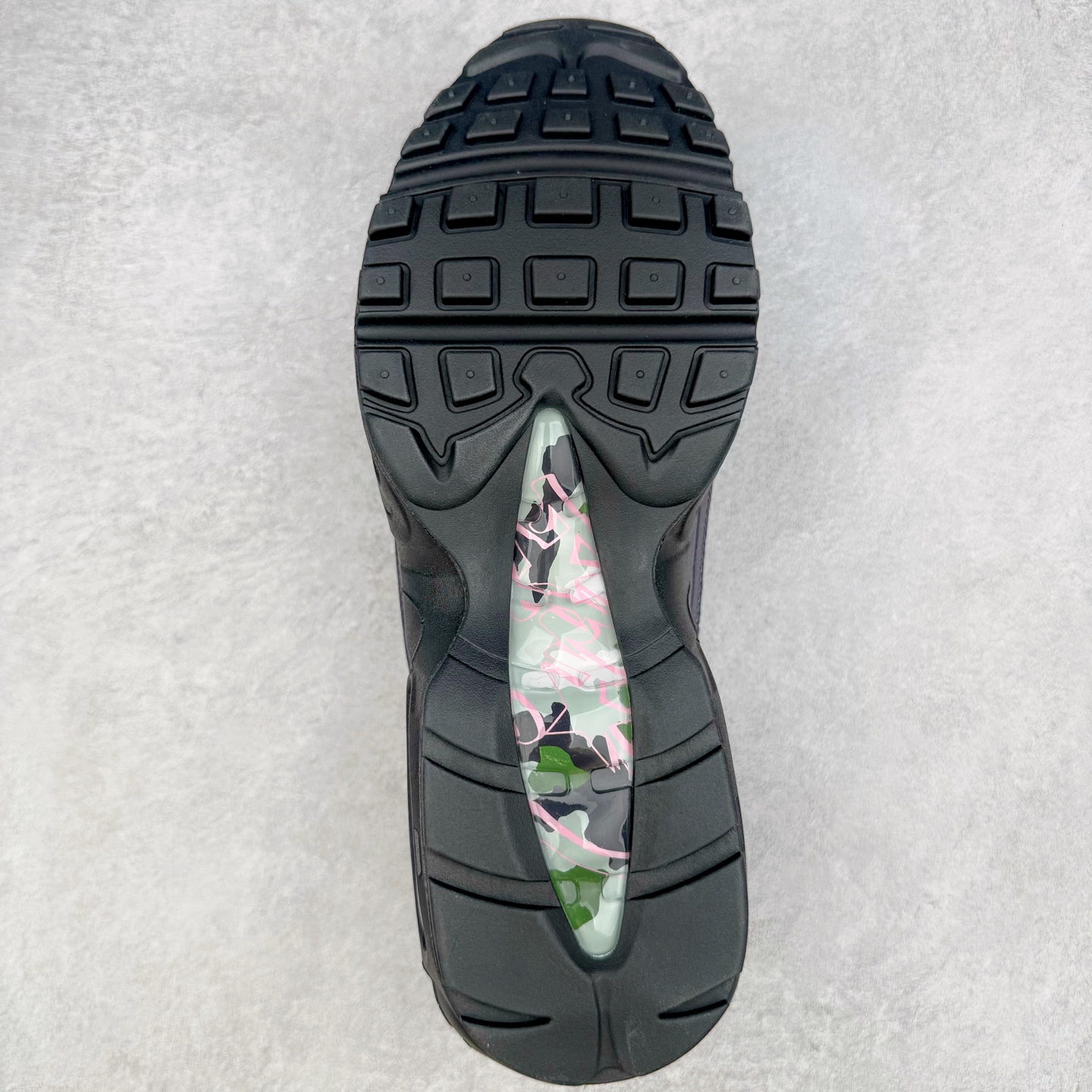 图片[9]-＃GX纯原 Corteiz x NK Air Max 95 联名复古舒适气垫运动鞋 黑粉 FB2709-001 经典重温 外单专供大厂出品 品质稳定 一百余色 终端操作 鞋款设计灵感源于人体构造 中底设计基于人体的脊柱构造 是整体设计的核心 尼龙孔眼代表了肋骨 而分层式面板和网眼象征着肌肉纤维和肉体组织 Air Max 95采用了两个独立的吹塑成型的Air-Sole单元 并首次在前掌使用可视化气垫设计 Swoosh logo夜当作一个 点符号放在了鞋子的后帮位置 20年的发展让 AIR MAX 95有了不同的故事 20年后再度面向世人的时候 焕然一新的面貌 让人有了另外一种清新脱俗的感觉 尺码：40 40.5 41 42 42.5 43 44 44.5 45 45.5 46 47.5 48.5-选品中心