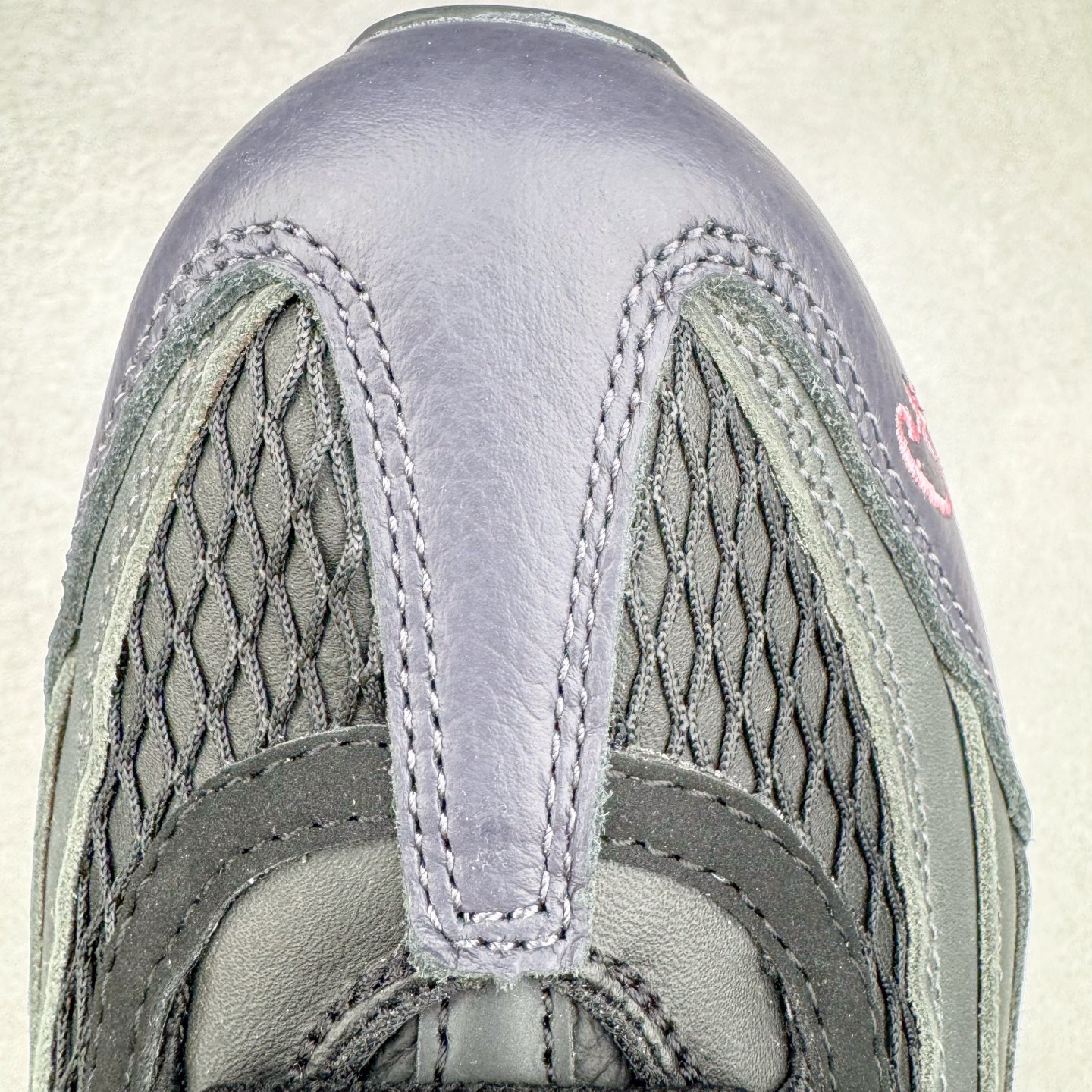 图片[15]-＃GX纯原 Corteiz x NK Air Max 95 联名复古舒适气垫运动鞋 黑粉 FB2709-001 经典重温 外单专供大厂出品 品质稳定 一百余色 终端操作 鞋款设计灵感源于人体构造 中底设计基于人体的脊柱构造 是整体设计的核心 尼龙孔眼代表了肋骨 而分层式面板和网眼象征着肌肉纤维和肉体组织 Air Max 95采用了两个独立的吹塑成型的Air-Sole单元 并首次在前掌使用可视化气垫设计 Swoosh logo夜当作一个 点符号放在了鞋子的后帮位置 20年的发展让 AIR MAX 95有了不同的故事 20年后再度面向世人的时候 焕然一新的面貌 让人有了另外一种清新脱俗的感觉 尺码：40 40.5 41 42 42.5 43 44 44.5 45 45.5 46 47.5 48.5-选品中心