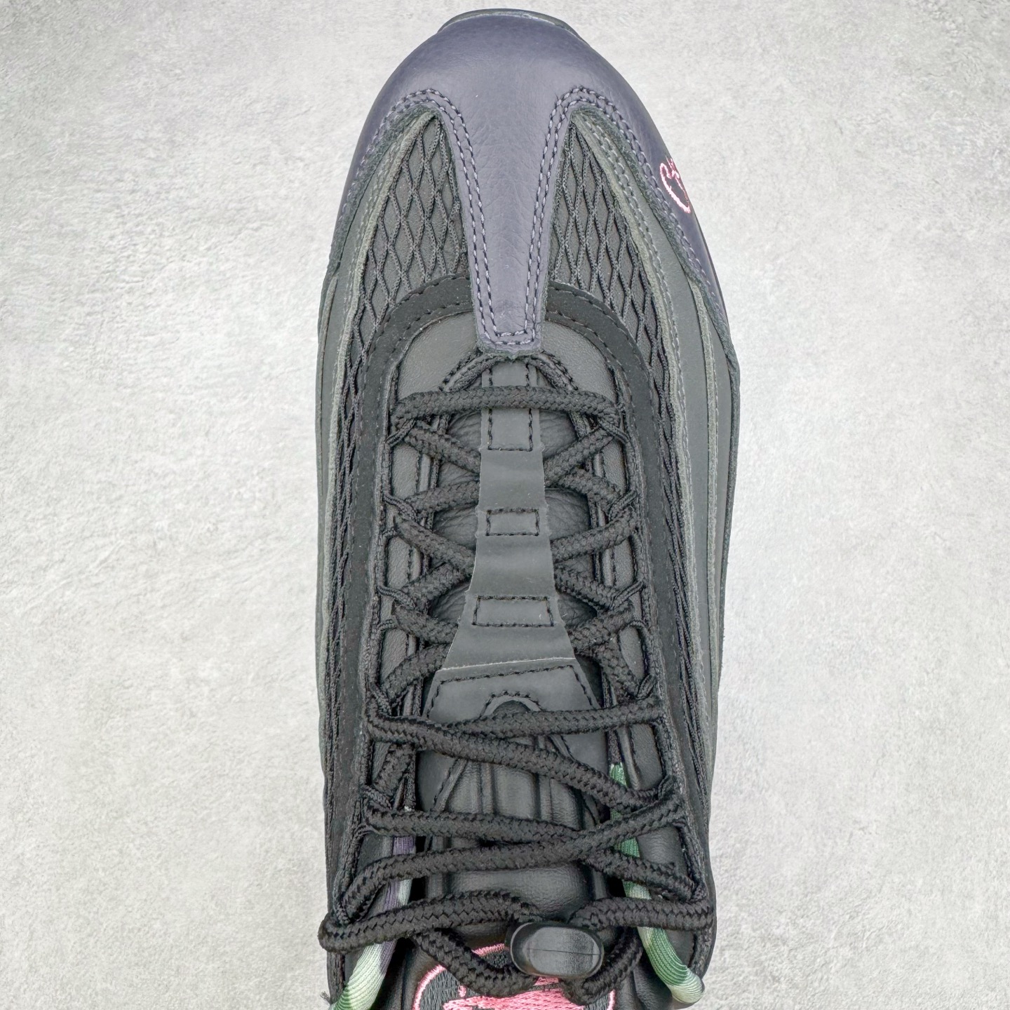 图片[4]-＃GX纯原 Corteiz x NK Air Max 95 联名复古舒适气垫运动鞋 黑粉 FB2709-001 经典重温 外单专供大厂出品 品质稳定 一百余色 终端操作 鞋款设计灵感源于人体构造 中底设计基于人体的脊柱构造 是整体设计的核心 尼龙孔眼代表了肋骨 而分层式面板和网眼象征着肌肉纤维和肉体组织 Air Max 95采用了两个独立的吹塑成型的Air-Sole单元 并首次在前掌使用可视化气垫设计 Swoosh logo夜当作一个 点符号放在了鞋子的后帮位置 20年的发展让 AIR MAX 95有了不同的故事 20年后再度面向世人的时候 焕然一新的面貌 让人有了另外一种清新脱俗的感觉 尺码：40 40.5 41 42 42.5 43 44 44.5 45 45.5 46 47.5 48.5-选品中心