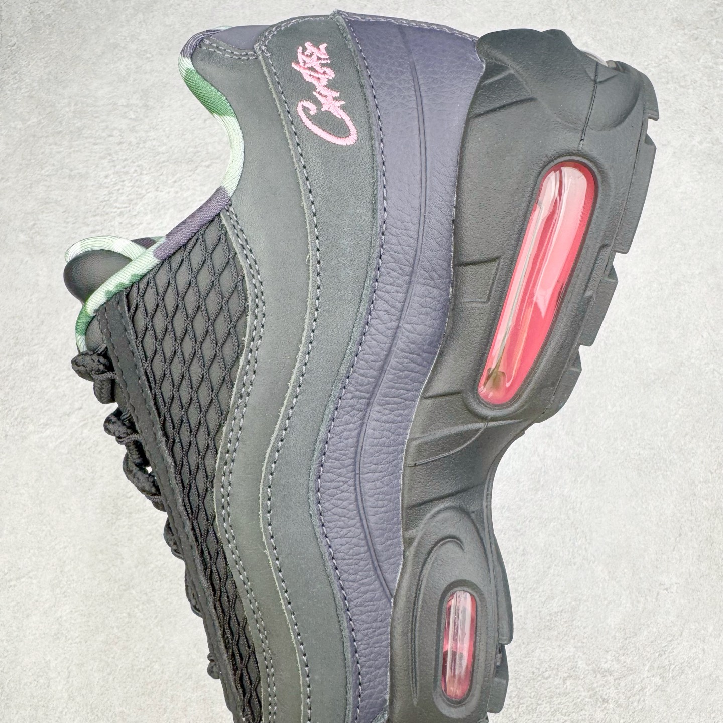 图片[7]-＃GX纯原 Corteiz x NK Air Max 95 联名复古舒适气垫运动鞋 黑粉 FB2709-001 经典重温 外单专供大厂出品 品质稳定 一百余色 终端操作 鞋款设计灵感源于人体构造 中底设计基于人体的脊柱构造 是整体设计的核心 尼龙孔眼代表了肋骨 而分层式面板和网眼象征着肌肉纤维和肉体组织 Air Max 95采用了两个独立的吹塑成型的Air-Sole单元 并首次在前掌使用可视化气垫设计 Swoosh logo夜当作一个 点符号放在了鞋子的后帮位置 20年的发展让 AIR MAX 95有了不同的故事 20年后再度面向世人的时候 焕然一新的面貌 让人有了另外一种清新脱俗的感觉 尺码：40 40.5 41 42 42.5 43 44 44.5 45 45.5 46 47.5 48.5-选品中心