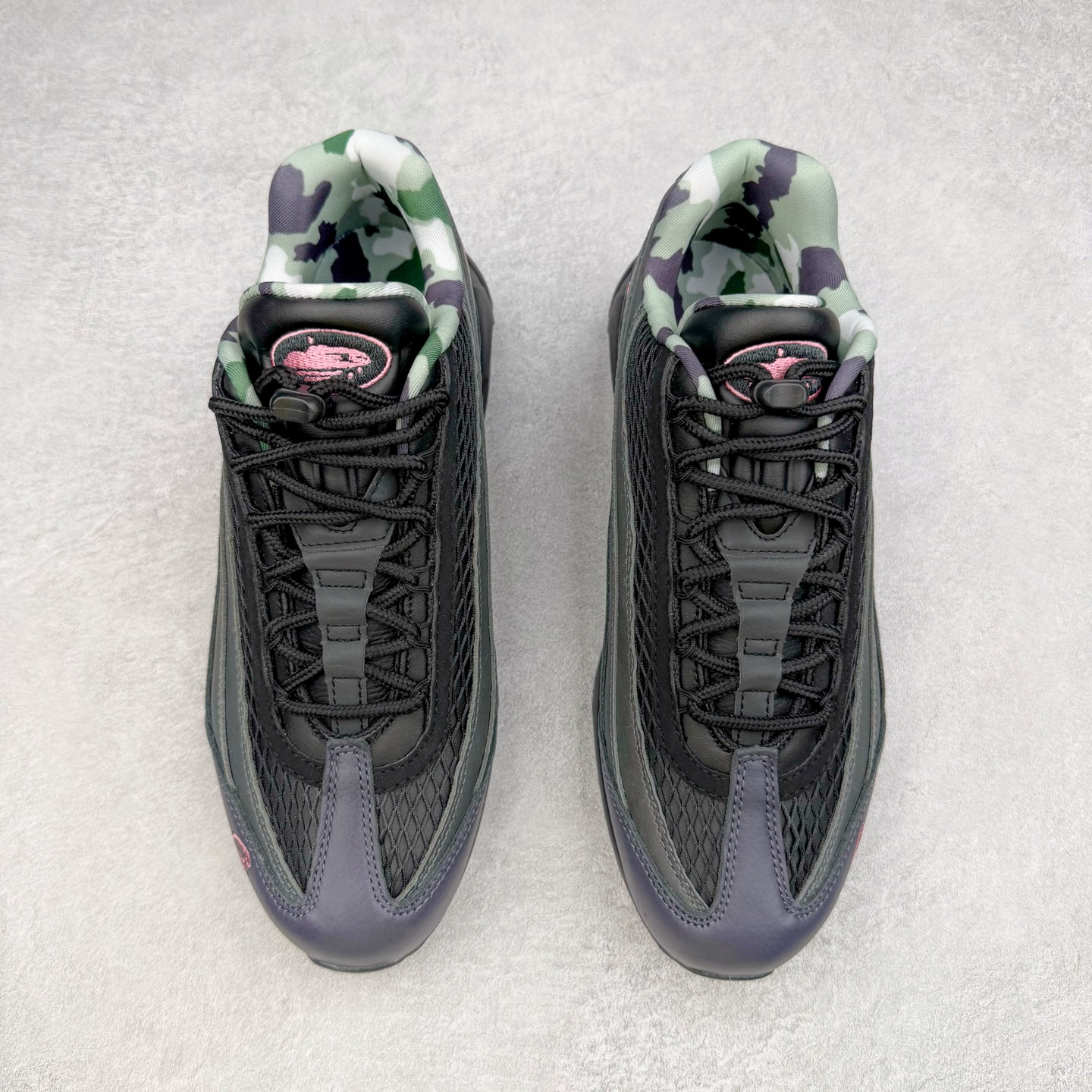 图片[2]-＃GX纯原 Corteiz x NK Air Max 95 联名复古舒适气垫运动鞋 黑粉 FB2709-001 经典重温 外单专供大厂出品 品质稳定 一百余色 终端操作 鞋款设计灵感源于人体构造 中底设计基于人体的脊柱构造 是整体设计的核心 尼龙孔眼代表了肋骨 而分层式面板和网眼象征着肌肉纤维和肉体组织 Air Max 95采用了两个独立的吹塑成型的Air-Sole单元 并首次在前掌使用可视化气垫设计 Swoosh logo夜当作一个 点符号放在了鞋子的后帮位置 20年的发展让 AIR MAX 95有了不同的故事 20年后再度面向世人的时候 焕然一新的面貌 让人有了另外一种清新脱俗的感觉 尺码：40 40.5 41 42 42.5 43 44 44.5 45 45.5 46 47.5 48.5-选品中心