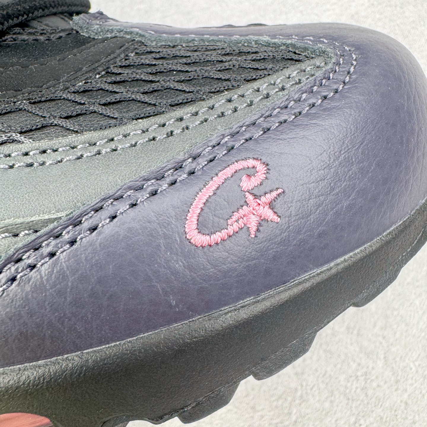 图片[17]-＃GX纯原 Corteiz x NK Air Max 95 联名复古舒适气垫运动鞋 黑粉 FB2709-001 经典重温 外单专供大厂出品 品质稳定 一百余色 终端操作 鞋款设计灵感源于人体构造 中底设计基于人体的脊柱构造 是整体设计的核心 尼龙孔眼代表了肋骨 而分层式面板和网眼象征着肌肉纤维和肉体组织 Air Max 95采用了两个独立的吹塑成型的Air-Sole单元 并首次在前掌使用可视化气垫设计 Swoosh logo夜当作一个 点符号放在了鞋子的后帮位置 20年的发展让 AIR MAX 95有了不同的故事 20年后再度面向世人的时候 焕然一新的面貌 让人有了另外一种清新脱俗的感觉 尺码：40 40.5 41 42 42.5 43 44 44.5 45 45.5 46 47.5 48.5-选品中心