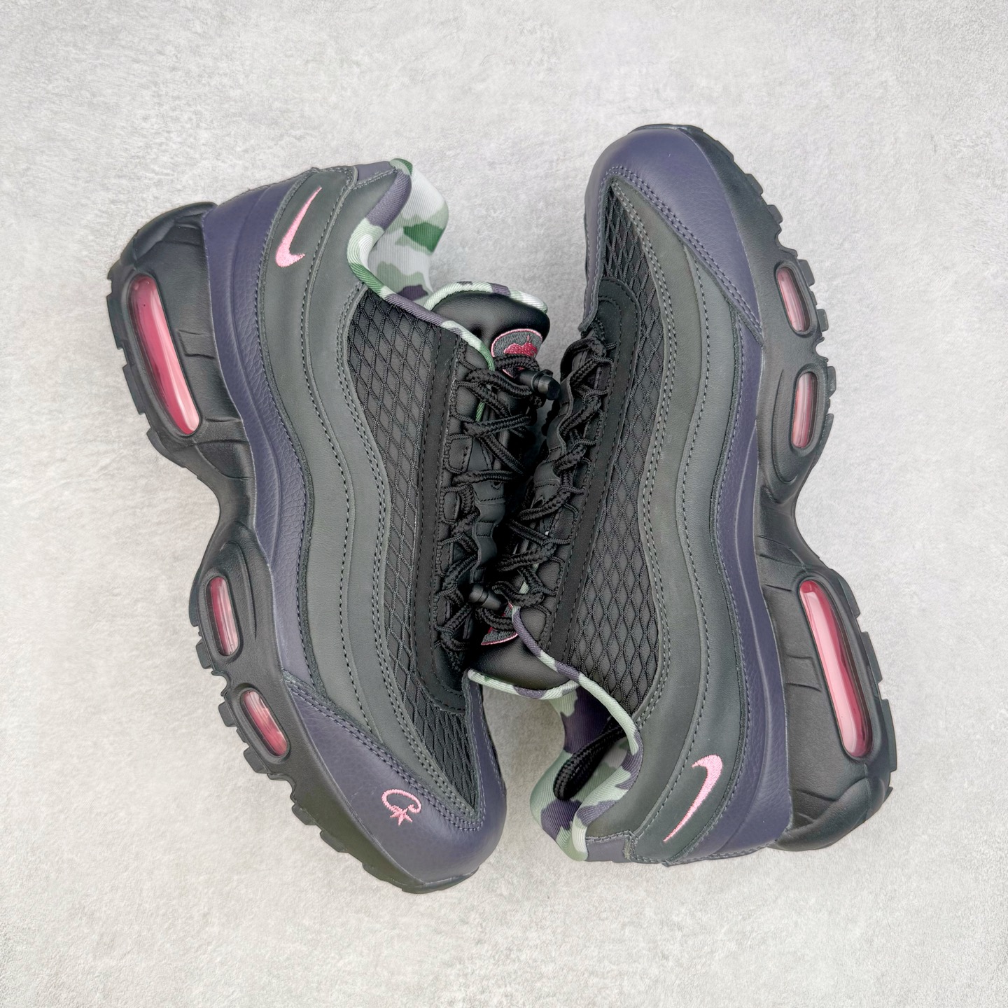 图片[3]-＃GX纯原 Corteiz x NK Air Max 95 联名复古舒适气垫运动鞋 黑粉 FB2709-001 经典重温 外单专供大厂出品 品质稳定 一百余色 终端操作 鞋款设计灵感源于人体构造 中底设计基于人体的脊柱构造 是整体设计的核心 尼龙孔眼代表了肋骨 而分层式面板和网眼象征着肌肉纤维和肉体组织 Air Max 95采用了两个独立的吹塑成型的Air-Sole单元 并首次在前掌使用可视化气垫设计 Swoosh logo夜当作一个 点符号放在了鞋子的后帮位置 20年的发展让 AIR MAX 95有了不同的故事 20年后再度面向世人的时候 焕然一新的面貌 让人有了另外一种清新脱俗的感觉 尺码：40 40.5 41 42 42.5 43 44 44.5 45 45.5 46 47.5 48.5-选品中心