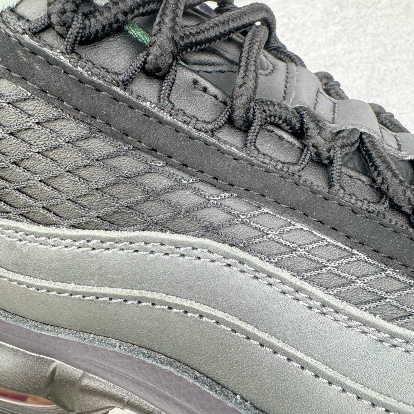 图片[18]-＃GX纯原 Corteiz x NK Air Max 95 联名复古舒适气垫运动鞋 黑粉 FB2709-001 经典重温 外单专供大厂出品 品质稳定 一百余色 终端操作 鞋款设计灵感源于人体构造 中底设计基于人体的脊柱构造 是整体设计的核心 尼龙孔眼代表了肋骨 而分层式面板和网眼象征着肌肉纤维和肉体组织 Air Max 95采用了两个独立的吹塑成型的Air-Sole单元 并首次在前掌使用可视化气垫设计 Swoosh logo夜当作一个 点符号放在了鞋子的后帮位置 20年的发展让 AIR MAX 95有了不同的故事 20年后再度面向世人的时候 焕然一新的面貌 让人有了另外一种清新脱俗的感觉 尺码：40 40.5 41 42 42.5 43 44 44.5 45 45.5 46 47.5 48.5-选品中心