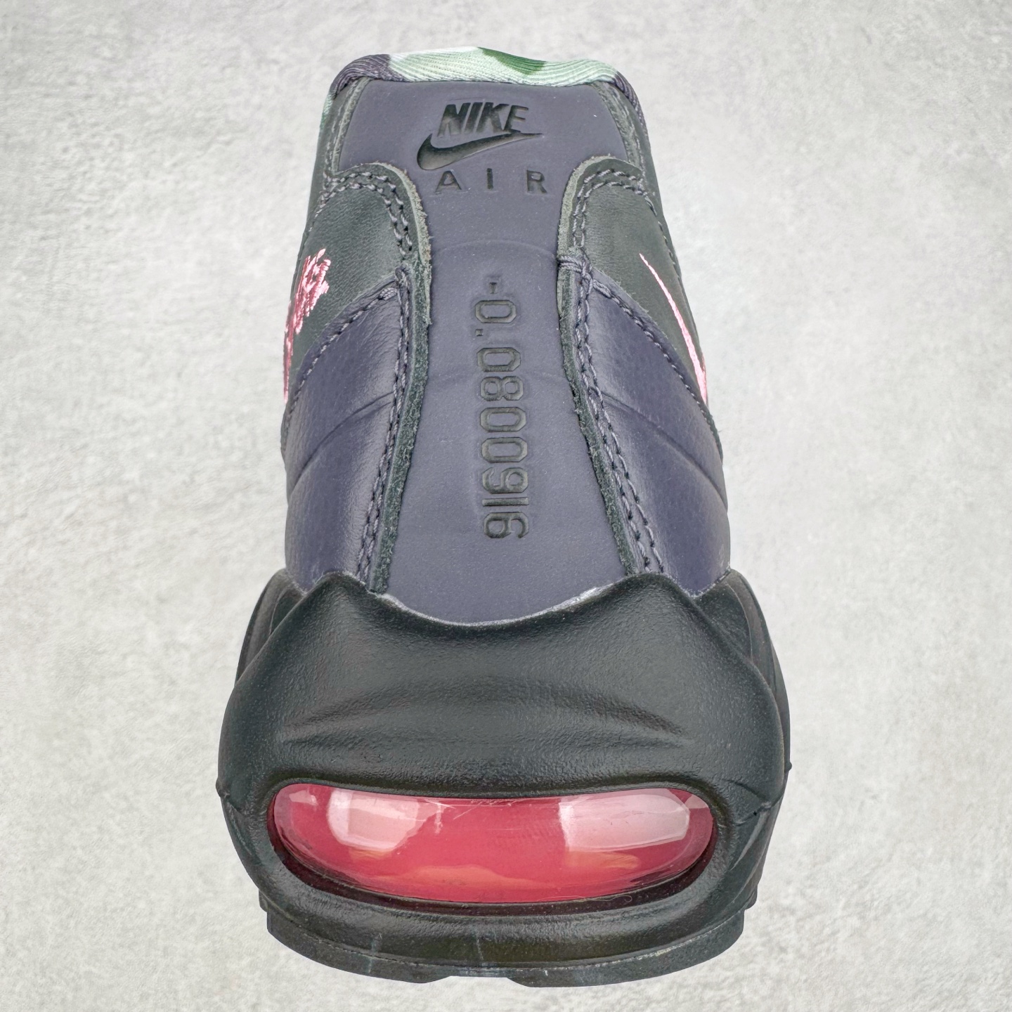 图片[8]-＃GX纯原 Corteiz x NK Air Max 95 联名复古舒适气垫运动鞋 黑粉 FB2709-001 经典重温 外单专供大厂出品 品质稳定 一百余色 终端操作 鞋款设计灵感源于人体构造 中底设计基于人体的脊柱构造 是整体设计的核心 尼龙孔眼代表了肋骨 而分层式面板和网眼象征着肌肉纤维和肉体组织 Air Max 95采用了两个独立的吹塑成型的Air-Sole单元 并首次在前掌使用可视化气垫设计 Swoosh logo夜当作一个 点符号放在了鞋子的后帮位置 20年的发展让 AIR MAX 95有了不同的故事 20年后再度面向世人的时候 焕然一新的面貌 让人有了另外一种清新脱俗的感觉 尺码：40 40.5 41 42 42.5 43 44 44.5 45 45.5 46 47.5 48.5-选品中心