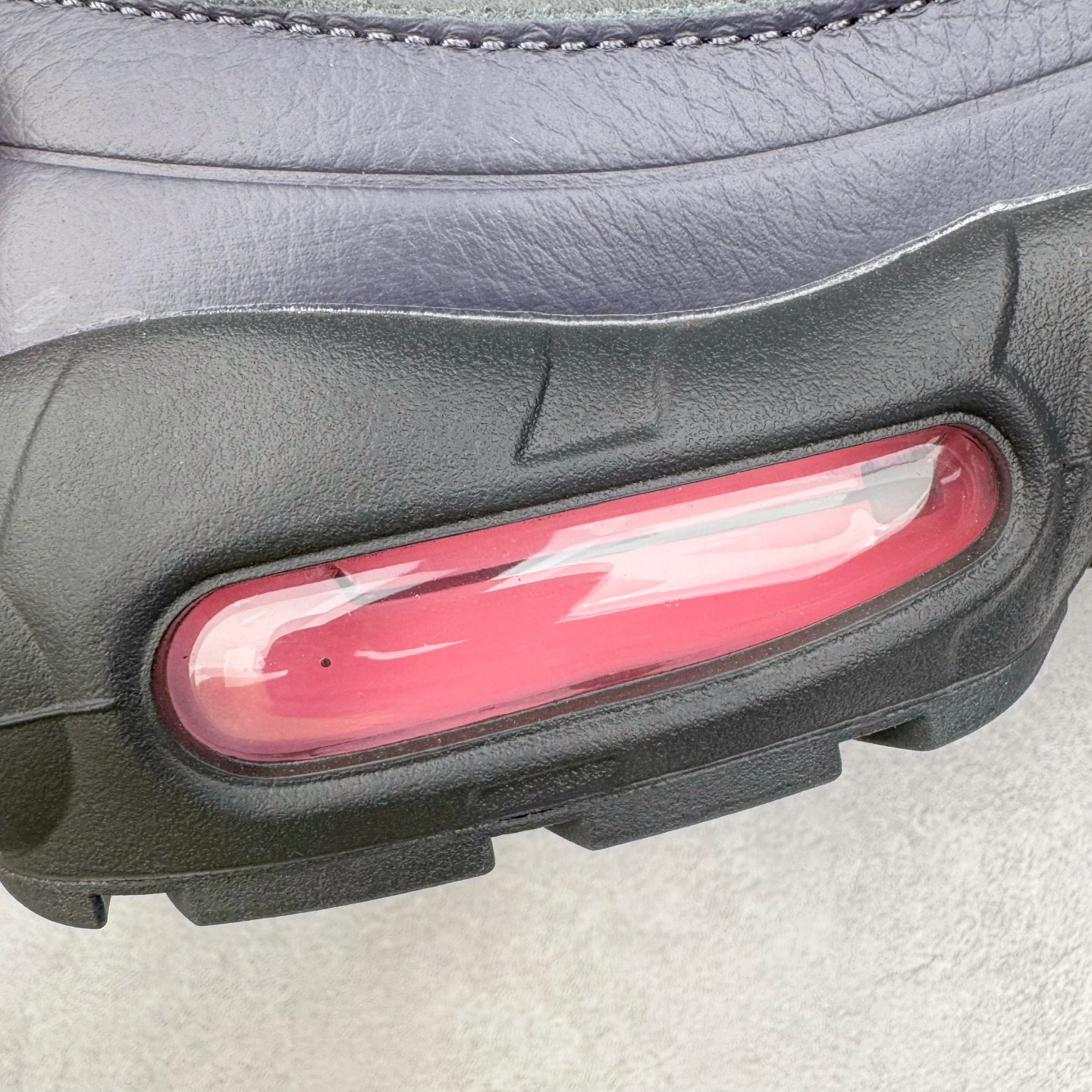 图片[19]-＃GX纯原 Corteiz x NK Air Max 95 联名复古舒适气垫运动鞋 黑粉 FB2709-001 经典重温 外单专供大厂出品 品质稳定 一百余色 终端操作 鞋款设计灵感源于人体构造 中底设计基于人体的脊柱构造 是整体设计的核心 尼龙孔眼代表了肋骨 而分层式面板和网眼象征着肌肉纤维和肉体组织 Air Max 95采用了两个独立的吹塑成型的Air-Sole单元 并首次在前掌使用可视化气垫设计 Swoosh logo夜当作一个 点符号放在了鞋子的后帮位置 20年的发展让 AIR MAX 95有了不同的故事 20年后再度面向世人的时候 焕然一新的面貌 让人有了另外一种清新脱俗的感觉 尺码：40 40.5 41 42 42.5 43 44 44.5 45 45.5 46 47.5 48.5-选品中心