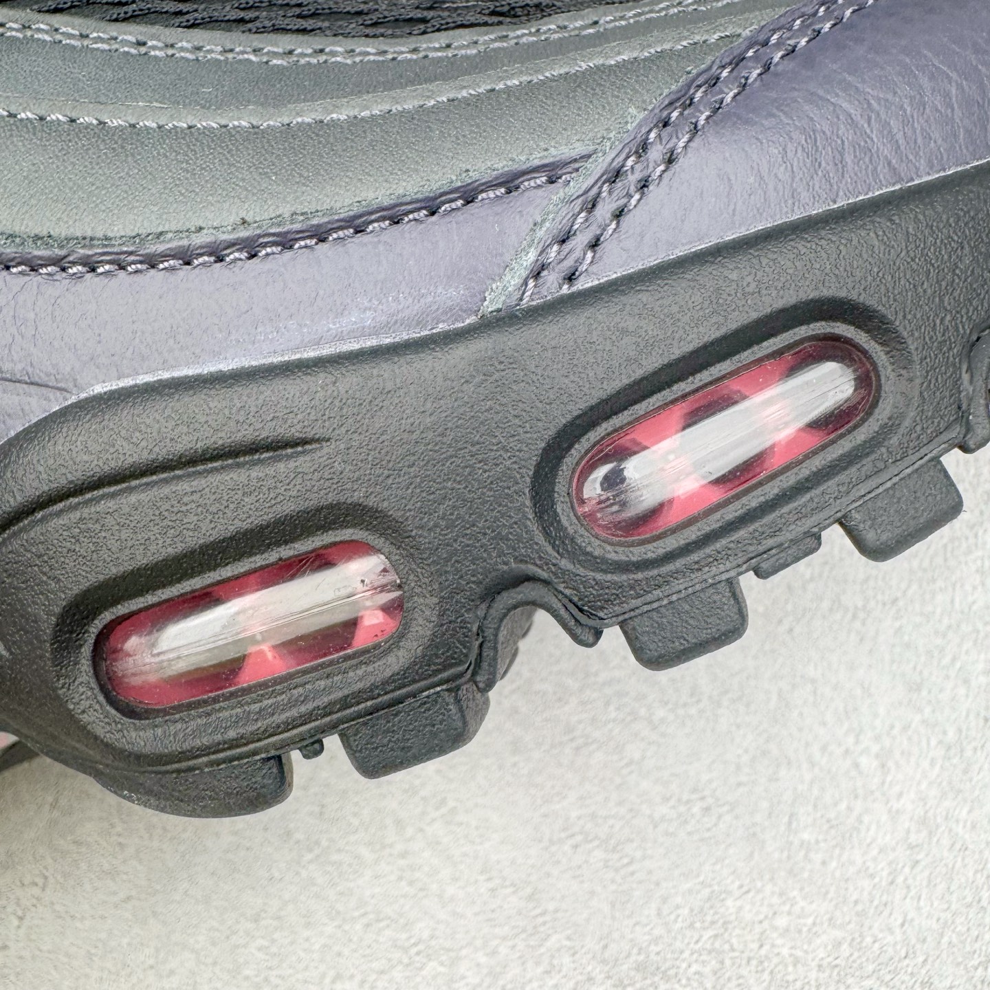 图片[20]-＃GX纯原 Corteiz x NK Air Max 95 联名复古舒适气垫运动鞋 黑粉 FB2709-001 经典重温 外单专供大厂出品 品质稳定 一百余色 终端操作 鞋款设计灵感源于人体构造 中底设计基于人体的脊柱构造 是整体设计的核心 尼龙孔眼代表了肋骨 而分层式面板和网眼象征着肌肉纤维和肉体组织 Air Max 95采用了两个独立的吹塑成型的Air-Sole单元 并首次在前掌使用可视化气垫设计 Swoosh logo夜当作一个 点符号放在了鞋子的后帮位置 20年的发展让 AIR MAX 95有了不同的故事 20年后再度面向世人的时候 焕然一新的面貌 让人有了另外一种清新脱俗的感觉 尺码：40 40.5 41 42 42.5 43 44 44.5 45 45.5 46 47.5 48.5-选品中心