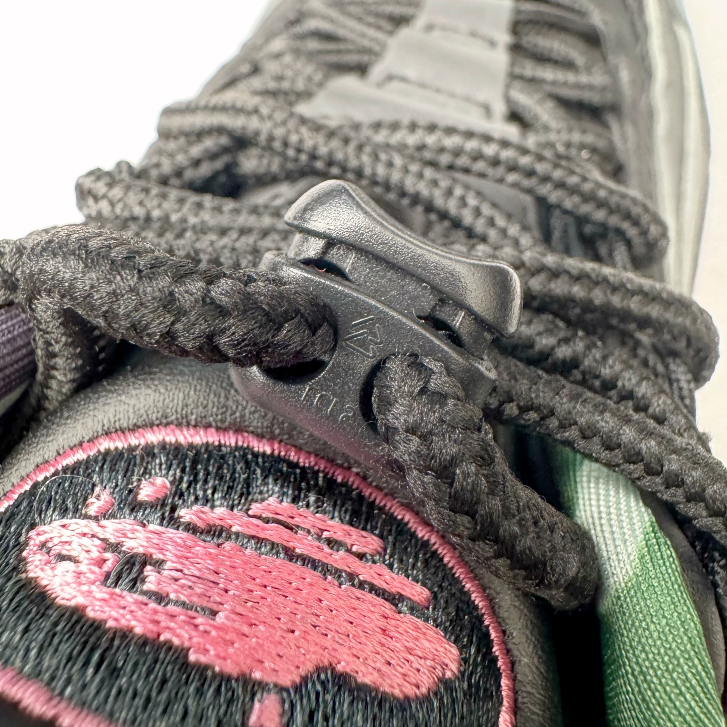 图片[13]-＃GX纯原 Corteiz x NK Air Max 95 联名复古舒适气垫运动鞋 黑粉 FB2709-001 经典重温 外单专供大厂出品 品质稳定 一百余色 终端操作 鞋款设计灵感源于人体构造 中底设计基于人体的脊柱构造 是整体设计的核心 尼龙孔眼代表了肋骨 而分层式面板和网眼象征着肌肉纤维和肉体组织 Air Max 95采用了两个独立的吹塑成型的Air-Sole单元 并首次在前掌使用可视化气垫设计 Swoosh logo夜当作一个 点符号放在了鞋子的后帮位置 20年的发展让 AIR MAX 95有了不同的故事 20年后再度面向世人的时候 焕然一新的面貌 让人有了另外一种清新脱俗的感觉 尺码：40 40.5 41 42 42.5 43 44 44.5 45 45.5 46 47.5 48.5-选品中心