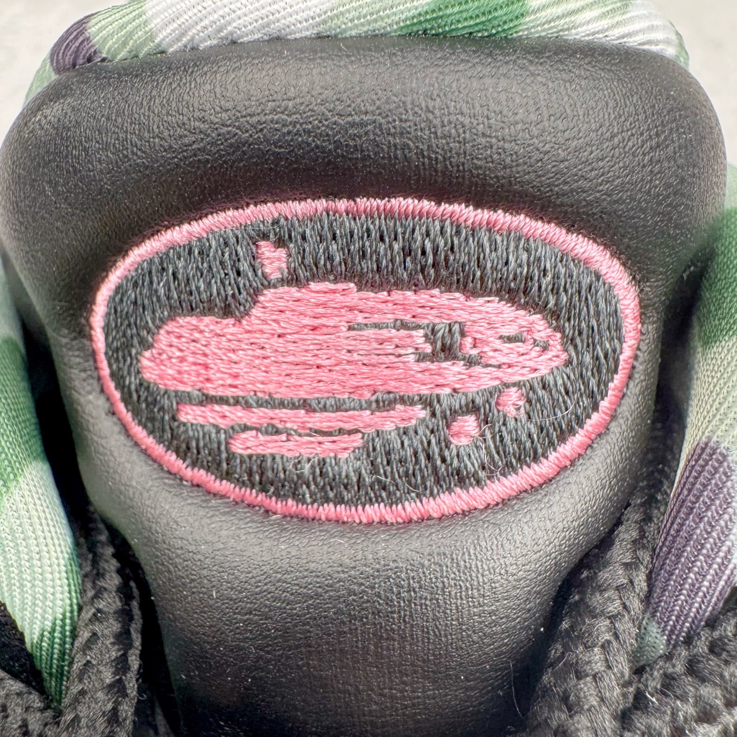 图片[14]-＃GX纯原 Corteiz x NK Air Max 95 联名复古舒适气垫运动鞋 黑粉 FB2709-001 经典重温 外单专供大厂出品 品质稳定 一百余色 终端操作 鞋款设计灵感源于人体构造 中底设计基于人体的脊柱构造 是整体设计的核心 尼龙孔眼代表了肋骨 而分层式面板和网眼象征着肌肉纤维和肉体组织 Air Max 95采用了两个独立的吹塑成型的Air-Sole单元 并首次在前掌使用可视化气垫设计 Swoosh logo夜当作一个 点符号放在了鞋子的后帮位置 20年的发展让 AIR MAX 95有了不同的故事 20年后再度面向世人的时候 焕然一新的面貌 让人有了另外一种清新脱俗的感觉 尺码：40 40.5 41 42 42.5 43 44 44.5 45 45.5 46 47.5 48.5-选品中心