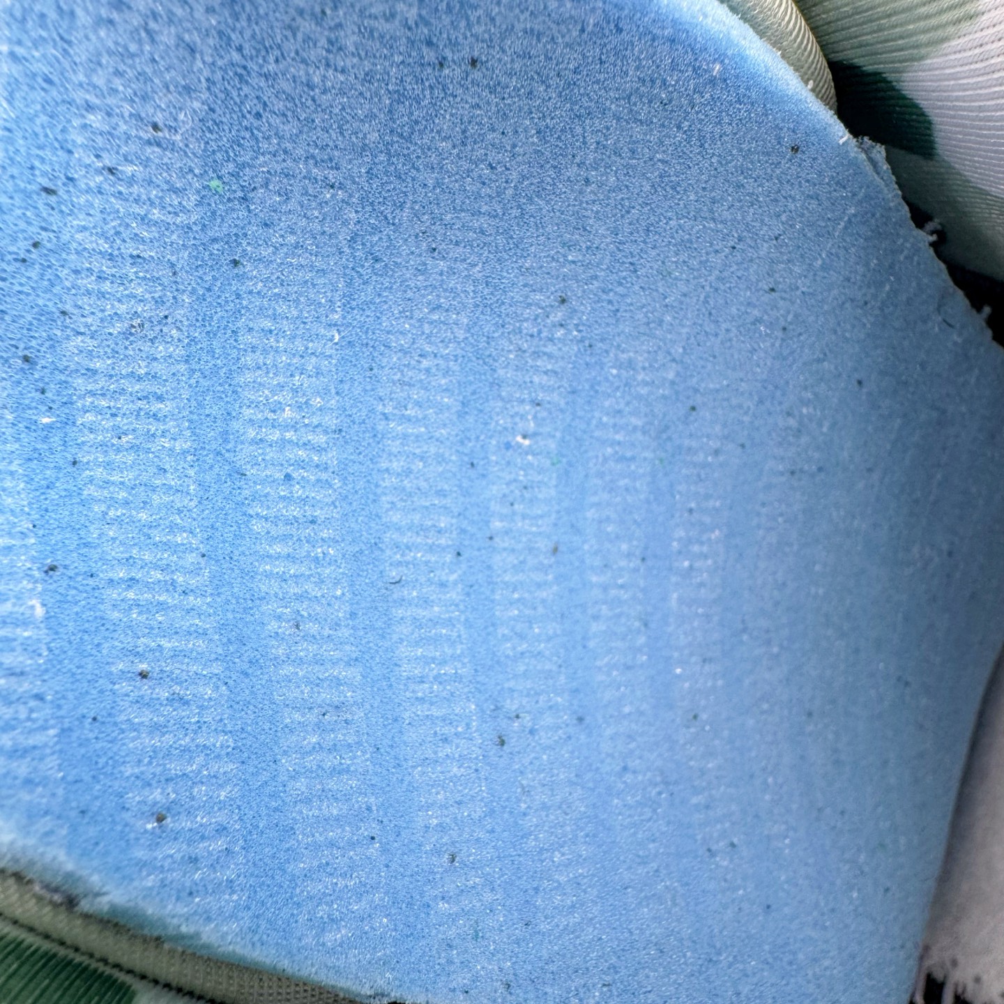 图片[11]-＃GX纯原 Corteiz x NK Air Max 95 联名复古舒适气垫运动鞋 黑粉 FB2709-001 经典重温 外单专供大厂出品 品质稳定 一百余色 终端操作 鞋款设计灵感源于人体构造 中底设计基于人体的脊柱构造 是整体设计的核心 尼龙孔眼代表了肋骨 而分层式面板和网眼象征着肌肉纤维和肉体组织 Air Max 95采用了两个独立的吹塑成型的Air-Sole单元 并首次在前掌使用可视化气垫设计 Swoosh logo夜当作一个 点符号放在了鞋子的后帮位置 20年的发展让 AIR MAX 95有了不同的故事 20年后再度面向世人的时候 焕然一新的面貌 让人有了另外一种清新脱俗的感觉 尺码：40 40.5 41 42 42.5 43 44 44.5 45 45.5 46 47.5 48.5-选品中心