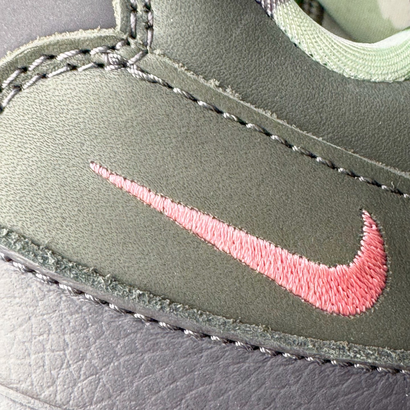 图片[23]-＃GX纯原 Corteiz x NK Air Max 95 联名复古舒适气垫运动鞋 黑粉 FB2709-001 经典重温 外单专供大厂出品 品质稳定 一百余色 终端操作 鞋款设计灵感源于人体构造 中底设计基于人体的脊柱构造 是整体设计的核心 尼龙孔眼代表了肋骨 而分层式面板和网眼象征着肌肉纤维和肉体组织 Air Max 95采用了两个独立的吹塑成型的Air-Sole单元 并首次在前掌使用可视化气垫设计 Swoosh logo夜当作一个 点符号放在了鞋子的后帮位置 20年的发展让 AIR MAX 95有了不同的故事 20年后再度面向世人的时候 焕然一新的面貌 让人有了另外一种清新脱俗的感觉 尺码：40 40.5 41 42 42.5 43 44 44.5 45 45.5 46 47.5 48.5-选品中心