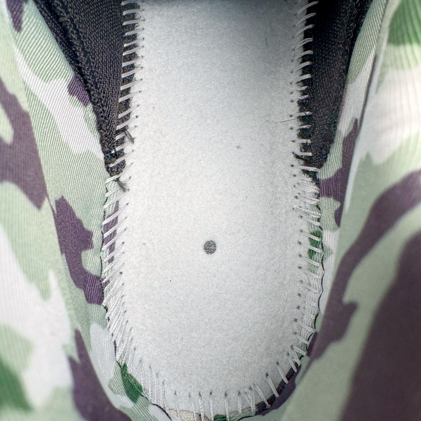 图片[10]-＃GX纯原 Corteiz x NK Air Max 95 联名复古舒适气垫运动鞋 黑粉 FB2709-001 经典重温 外单专供大厂出品 品质稳定 一百余色 终端操作 鞋款设计灵感源于人体构造 中底设计基于人体的脊柱构造 是整体设计的核心 尼龙孔眼代表了肋骨 而分层式面板和网眼象征着肌肉纤维和肉体组织 Air Max 95采用了两个独立的吹塑成型的Air-Sole单元 并首次在前掌使用可视化气垫设计 Swoosh logo夜当作一个 点符号放在了鞋子的后帮位置 20年的发展让 AIR MAX 95有了不同的故事 20年后再度面向世人的时候 焕然一新的面貌 让人有了另外一种清新脱俗的感觉 尺码：40 40.5 41 42 42.5 43 44 44.5 45 45.5 46 47.5 48.5-选品中心