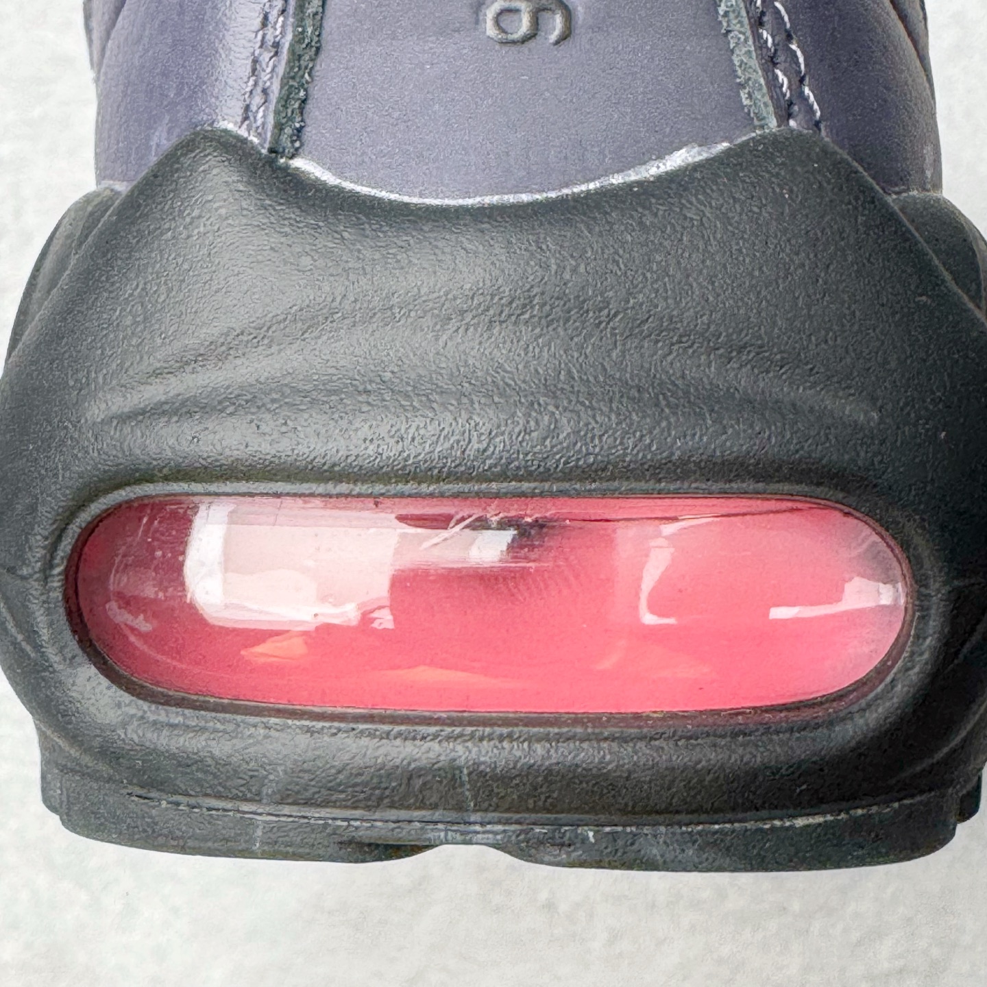 图片[22]-＃GX纯原 Corteiz x NK Air Max 95 联名复古舒适气垫运动鞋 黑粉 FB2709-001 经典重温 外单专供大厂出品 品质稳定 一百余色 终端操作 鞋款设计灵感源于人体构造 中底设计基于人体的脊柱构造 是整体设计的核心 尼龙孔眼代表了肋骨 而分层式面板和网眼象征着肌肉纤维和肉体组织 Air Max 95采用了两个独立的吹塑成型的Air-Sole单元 并首次在前掌使用可视化气垫设计 Swoosh logo夜当作一个 点符号放在了鞋子的后帮位置 20年的发展让 AIR MAX 95有了不同的故事 20年后再度面向世人的时候 焕然一新的面貌 让人有了另外一种清新脱俗的感觉 尺码：40 40.5 41 42 42.5 43 44 44.5 45 45.5 46 47.5 48.5-选品中心