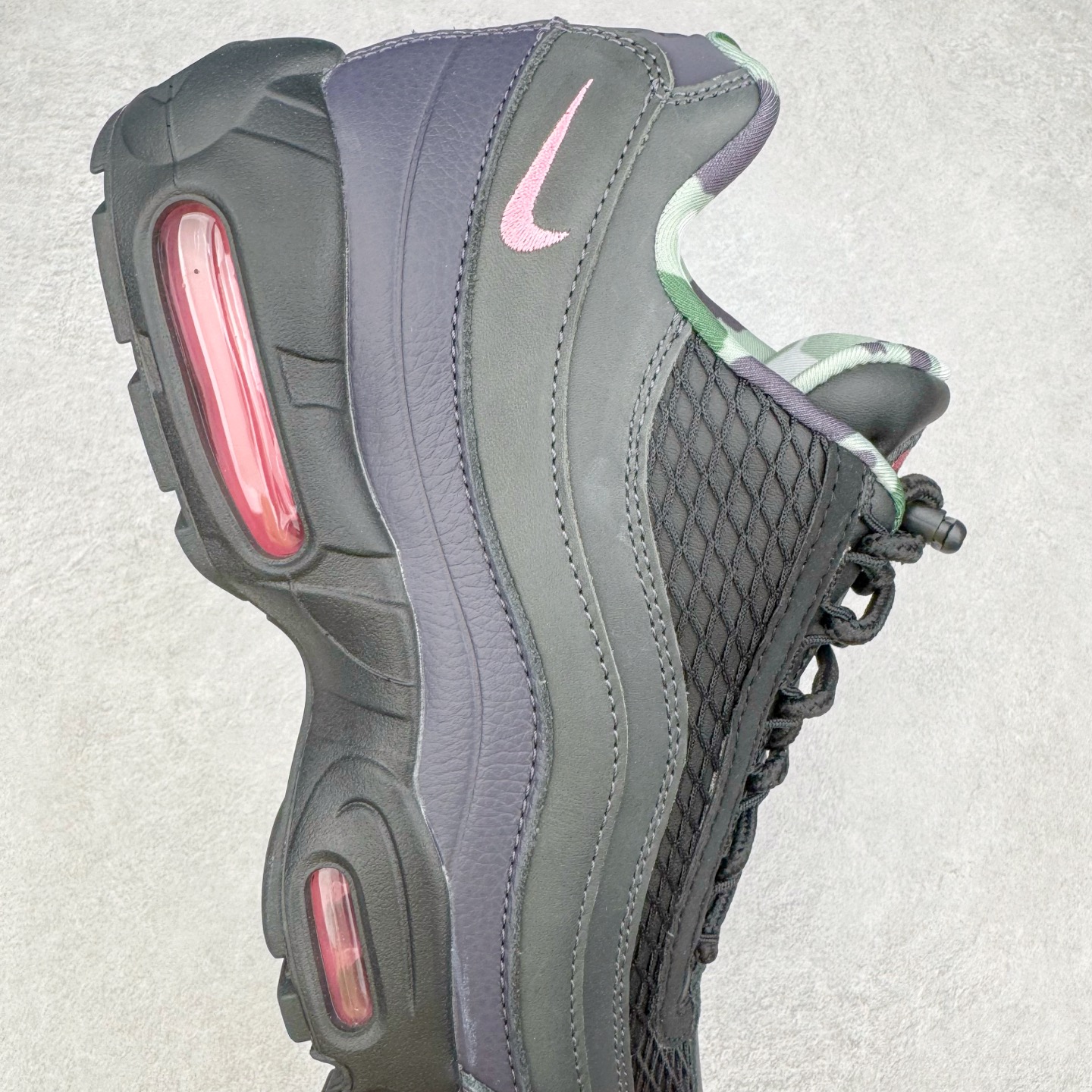 图片[6]-＃GX纯原 Corteiz x NK Air Max 95 联名复古舒适气垫运动鞋 黑粉 FB2709-001 经典重温 外单专供大厂出品 品质稳定 一百余色 终端操作 鞋款设计灵感源于人体构造 中底设计基于人体的脊柱构造 是整体设计的核心 尼龙孔眼代表了肋骨 而分层式面板和网眼象征着肌肉纤维和肉体组织 Air Max 95采用了两个独立的吹塑成型的Air-Sole单元 并首次在前掌使用可视化气垫设计 Swoosh logo夜当作一个 点符号放在了鞋子的后帮位置 20年的发展让 AIR MAX 95有了不同的故事 20年后再度面向世人的时候 焕然一新的面貌 让人有了另外一种清新脱俗的感觉 尺码：40 40.5 41 42 42.5 43 44 44.5 45 45.5 46 47.5 48.5-选品中心