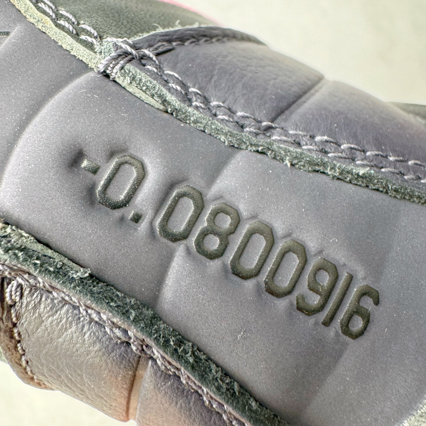 图片[26]-＃GX纯原 Corteiz x NK Air Max 95 联名复古舒适气垫运动鞋 黑粉 FB2709-001 经典重温 外单专供大厂出品 品质稳定 一百余色 终端操作 鞋款设计灵感源于人体构造 中底设计基于人体的脊柱构造 是整体设计的核心 尼龙孔眼代表了肋骨 而分层式面板和网眼象征着肌肉纤维和肉体组织 Air Max 95采用了两个独立的吹塑成型的Air-Sole单元 并首次在前掌使用可视化气垫设计 Swoosh logo夜当作一个 点符号放在了鞋子的后帮位置 20年的发展让 AIR MAX 95有了不同的故事 20年后再度面向世人的时候 焕然一新的面貌 让人有了另外一种清新脱俗的感觉 尺码：40 40.5 41 42 42.5 43 44 44.5 45 45.5 46 47.5 48.5-选品中心