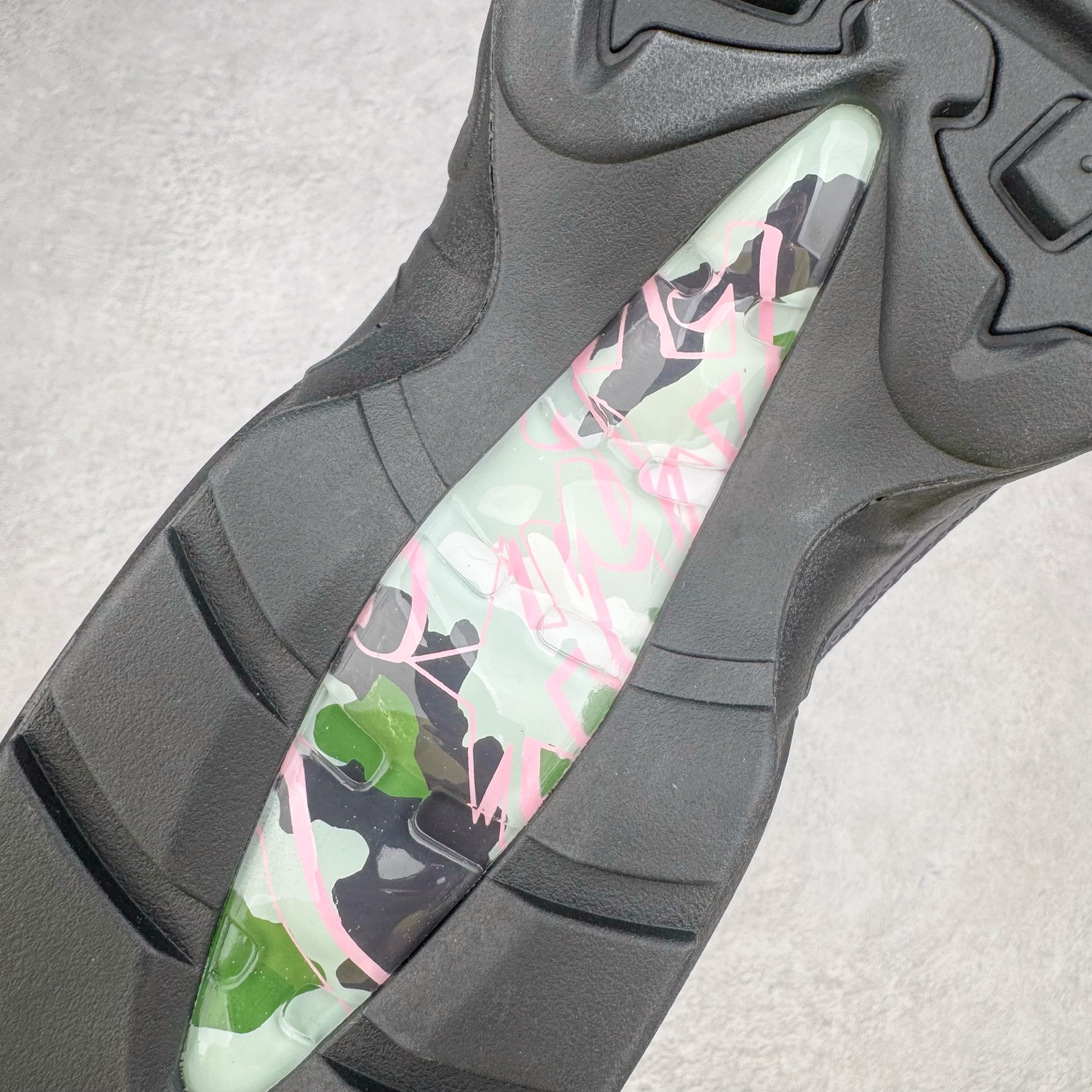 图片[21]-＃GX纯原 Corteiz x NK Air Max 95 联名复古舒适气垫运动鞋 黑粉 FB2709-001 经典重温 外单专供大厂出品 品质稳定 一百余色 终端操作 鞋款设计灵感源于人体构造 中底设计基于人体的脊柱构造 是整体设计的核心 尼龙孔眼代表了肋骨 而分层式面板和网眼象征着肌肉纤维和肉体组织 Air Max 95采用了两个独立的吹塑成型的Air-Sole单元 并首次在前掌使用可视化气垫设计 Swoosh logo夜当作一个 点符号放在了鞋子的后帮位置 20年的发展让 AIR MAX 95有了不同的故事 20年后再度面向世人的时候 焕然一新的面貌 让人有了另外一种清新脱俗的感觉 尺码：40 40.5 41 42 42.5 43 44 44.5 45 45.5 46 47.5 48.5-选品中心