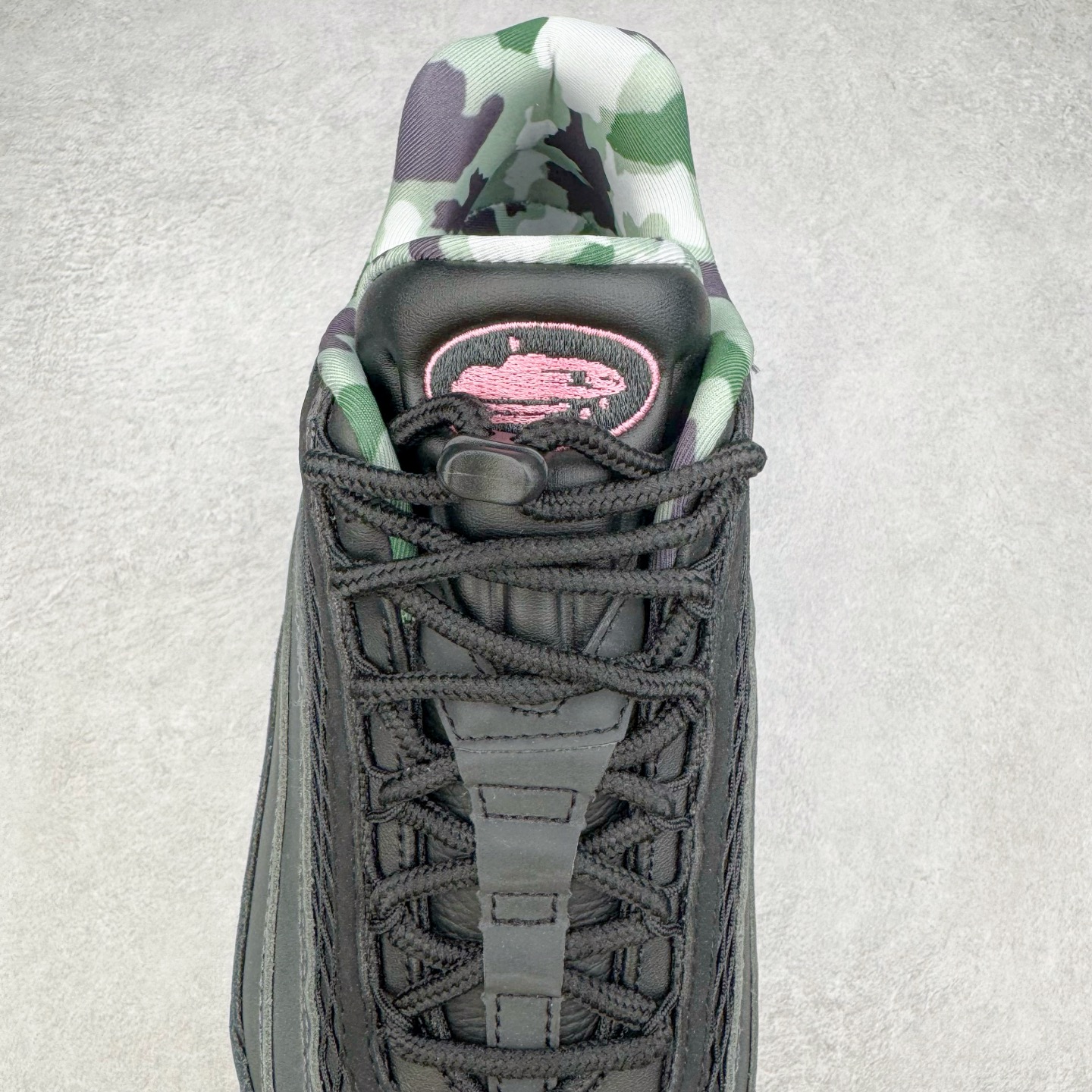 图片[5]-＃GX纯原 Corteiz x NK Air Max 95 联名复古舒适气垫运动鞋 黑粉 FB2709-001 经典重温 外单专供大厂出品 品质稳定 一百余色 终端操作 鞋款设计灵感源于人体构造 中底设计基于人体的脊柱构造 是整体设计的核心 尼龙孔眼代表了肋骨 而分层式面板和网眼象征着肌肉纤维和肉体组织 Air Max 95采用了两个独立的吹塑成型的Air-Sole单元 并首次在前掌使用可视化气垫设计 Swoosh logo夜当作一个 点符号放在了鞋子的后帮位置 20年的发展让 AIR MAX 95有了不同的故事 20年后再度面向世人的时候 焕然一新的面貌 让人有了另外一种清新脱俗的感觉 尺码：40 40.5 41 42 42.5 43 44 44.5 45 45.5 46 47.5 48.5-选品中心