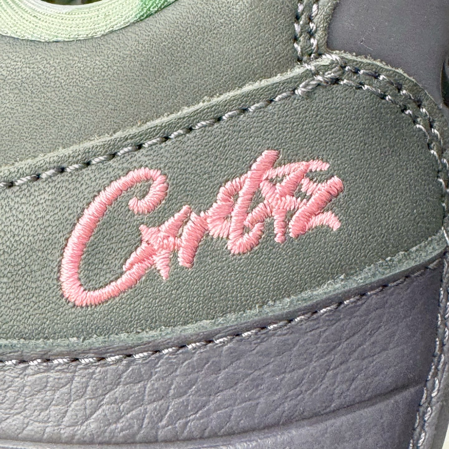 图片[24]-＃GX纯原 Corteiz x NK Air Max 95 联名复古舒适气垫运动鞋 黑粉 FB2709-001 经典重温 外单专供大厂出品 品质稳定 一百余色 终端操作 鞋款设计灵感源于人体构造 中底设计基于人体的脊柱构造 是整体设计的核心 尼龙孔眼代表了肋骨 而分层式面板和网眼象征着肌肉纤维和肉体组织 Air Max 95采用了两个独立的吹塑成型的Air-Sole单元 并首次在前掌使用可视化气垫设计 Swoosh logo夜当作一个 点符号放在了鞋子的后帮位置 20年的发展让 AIR MAX 95有了不同的故事 20年后再度面向世人的时候 焕然一新的面貌 让人有了另外一种清新脱俗的感觉 尺码：40 40.5 41 42 42.5 43 44 44.5 45 45.5 46 47.5 48.5-选品中心