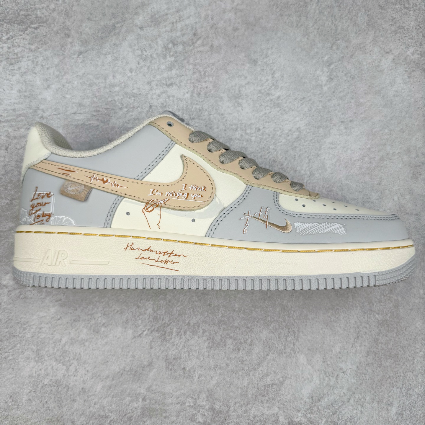 NK Air Force 1´07 Low 空军一号低帮百搭休闲运动板鞋 DB3310-111 柔软、弹性十足的缓震性能和出色的中底设计 横跨复古与现代的外型结合 造就出风靡全球 三十多年的Force 1 直到今天还深受青睐 实拍调校N版已经零色差零失真 百分百还原实物色彩所见即所得 不存在货不对板色差等低级问题 选购参考实物拍摄 不混卖不参货 只用心做好货严格选品 承诺混一赔十 尺码：36 36.5 37.5 38 38.5 39 40 40.5 41 42 42.5 43 44 44.5 45-选品中心
