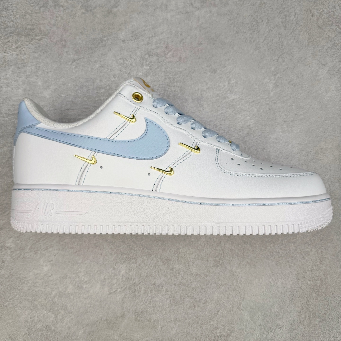 NK Air Force 1´07 Low 空军一号低帮百搭休闲运动板鞋 ZH0316-084 柔软、弹性十足的缓震性能和出色的中底设计 横跨复古与现代的外型结合 造就出风靡全球 三十多年的Force 1 直到今天还深受青睐 实拍调校N版已经零色差零失真 百分百还原实物色彩所见即所得 不存在货不对板色差等低级问题 选购参考实物拍摄 不混卖不参货 只用心做好货严格选品 承诺混一赔十 尺码：36 36.5 37.5 38 38.5 39 40 40.5 41 42 42.5 43 44 44.5 45-选品中心