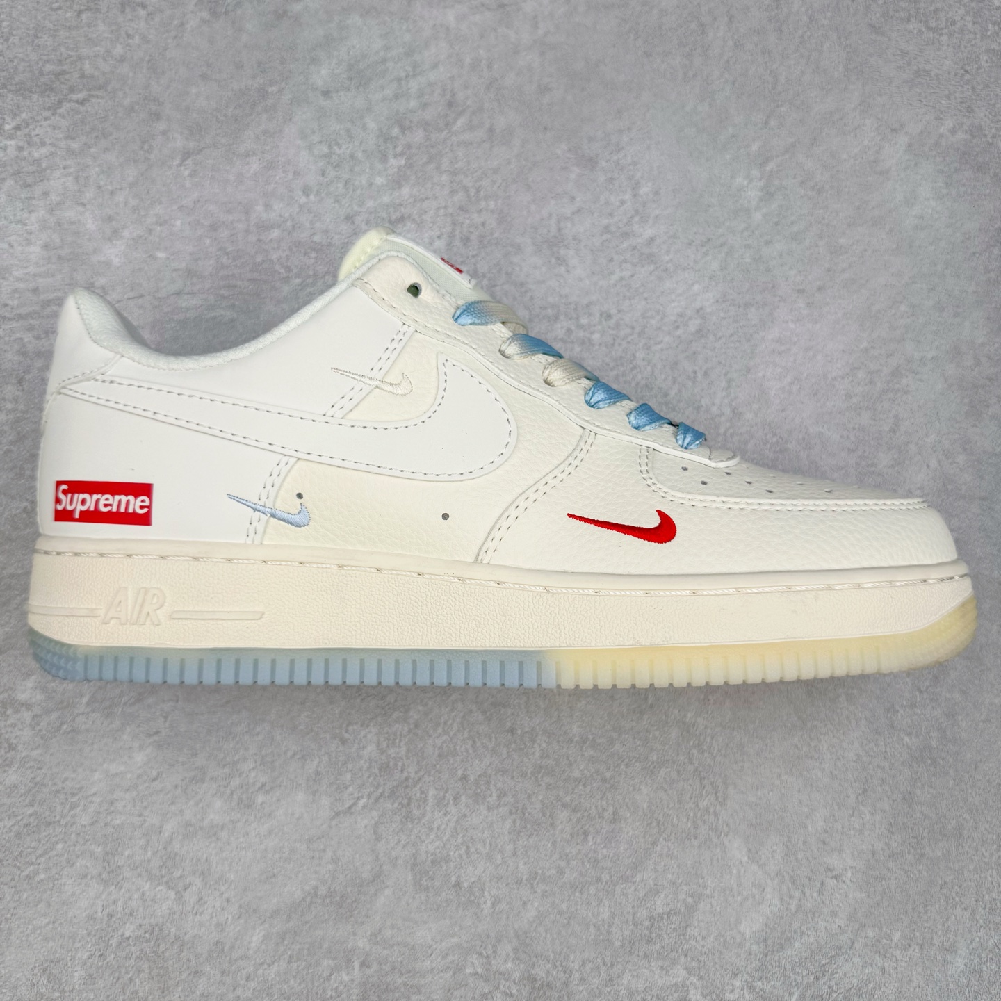 NK Air Force 1´07 Low 空军一号低帮百搭休闲运动板鞋 XX3168-179 柔软、弹性十足的缓震性能和出色的中底设计 横跨复古与现代的外型结合 造就出风靡全球 三十多年的Force 1 直到今天还深受青睐 实拍调校N版已经零色差零失真 百分百还原实物色彩所见即所得 不存在货不对板色差等低级问题 选购参考实物拍摄 不混卖不参货 只用心做好货严格选品 承诺混一赔十 尺码：36 36.5 37.5 38 38.5 39 40 40.5 41 42 42.5 43 44 44.5 45-选品中心