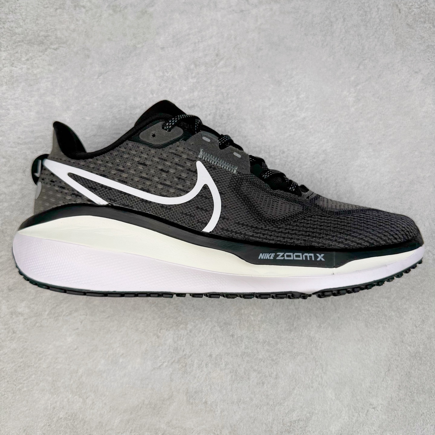 图片[6]-NK Air Zoom Vomero 17 轻便舒适公路跑步鞋 质感柔软 弹力充沛 助力一路畅跑 乐享不停 厚实泡绵缔造舒适的回弹效果 铸就出色跑步表现 该鞋款轻盈透气 带你步入舒适新境界 疾速刺激感和非凡舒适脚感交织 定能让跑者在迈步间找到渴望已久的跑步乐趣 自如掌控跑步节奏、配速和里程 足底缓震配置赋予双足柔软舒适感受 助你一路畅跑 缓震设计 在双足触地时有助提供舒适脚感 搭载性能出众的 ZoomX 和 Cushlon 泡绵 营造柔软舒适脚感 助你稳稳迈步 基于跑者反馈 简化中底设计 带来出色舒适感 尺码：36 36.5 37.5 38 38.5 39 40 40.5 41 42 42.5 43 44 44.5 45-选品中心