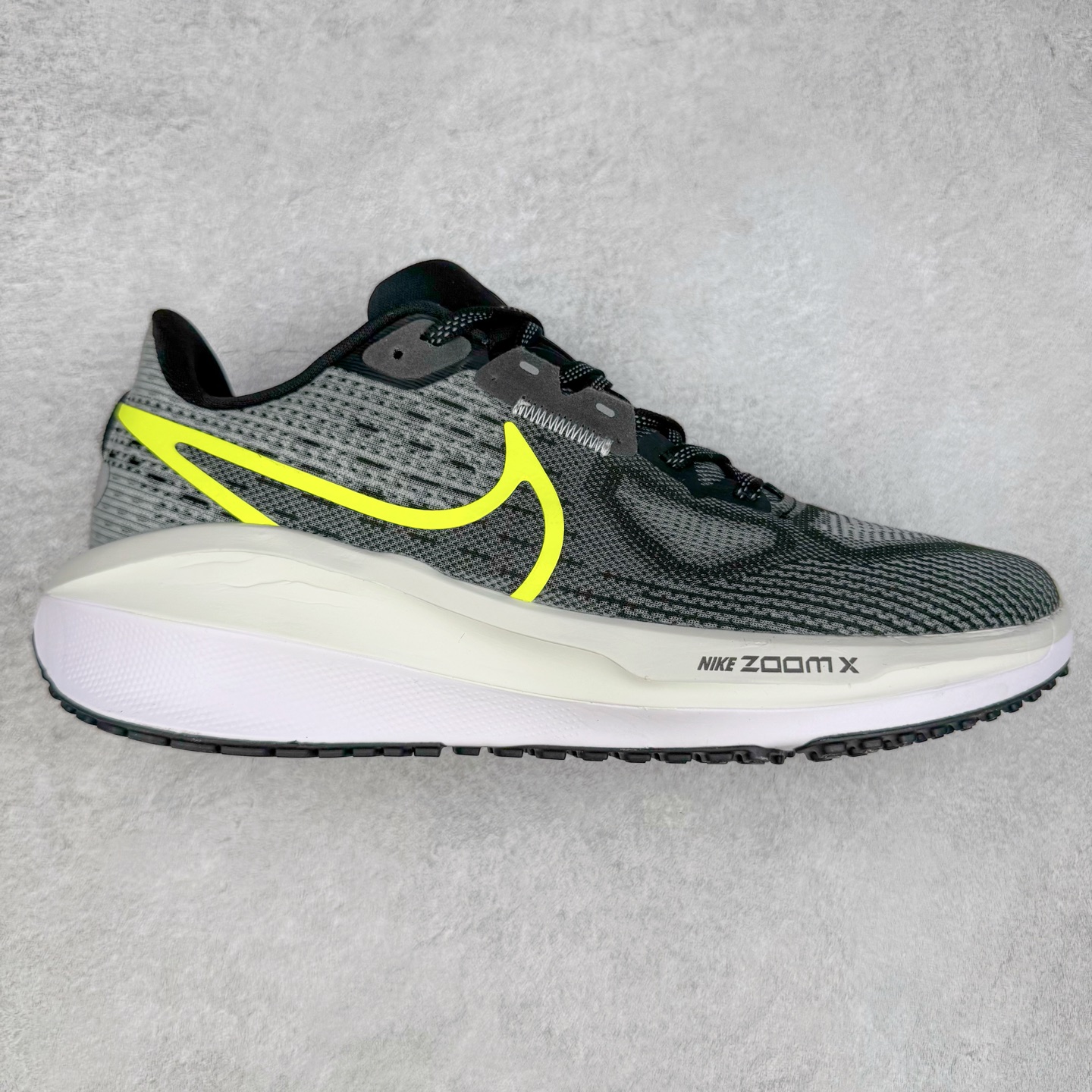 NK Air Zoom Vomero 17 轻便舒适公路跑步鞋 质感柔软 弹力充沛 助力一路畅跑 乐享不停 厚实泡绵缔造舒适的回弹效果 铸就出色跑步表现 该鞋款轻盈透气 带你步入舒适新境界 疾速刺激感和非凡舒适脚感交织 定能让跑者在迈步间找到渴望已久的跑步乐趣 自如掌控跑步节奏、配速和里程 足底缓震配置赋予双足柔软舒适感受 助你一路畅跑 缓震设计 在双足触地时有助提供舒适脚感 搭载性能出众的 ZoomX 和 Cushlon 泡绵 营造柔软舒适脚感 助你稳稳迈步 基于跑者反馈 简化中底设计 带来出色舒适感 尺码：36 36.5 37.5 38 38.5 39 40 40.5 41 42 42.5 43 44 44.5 45-选品中心