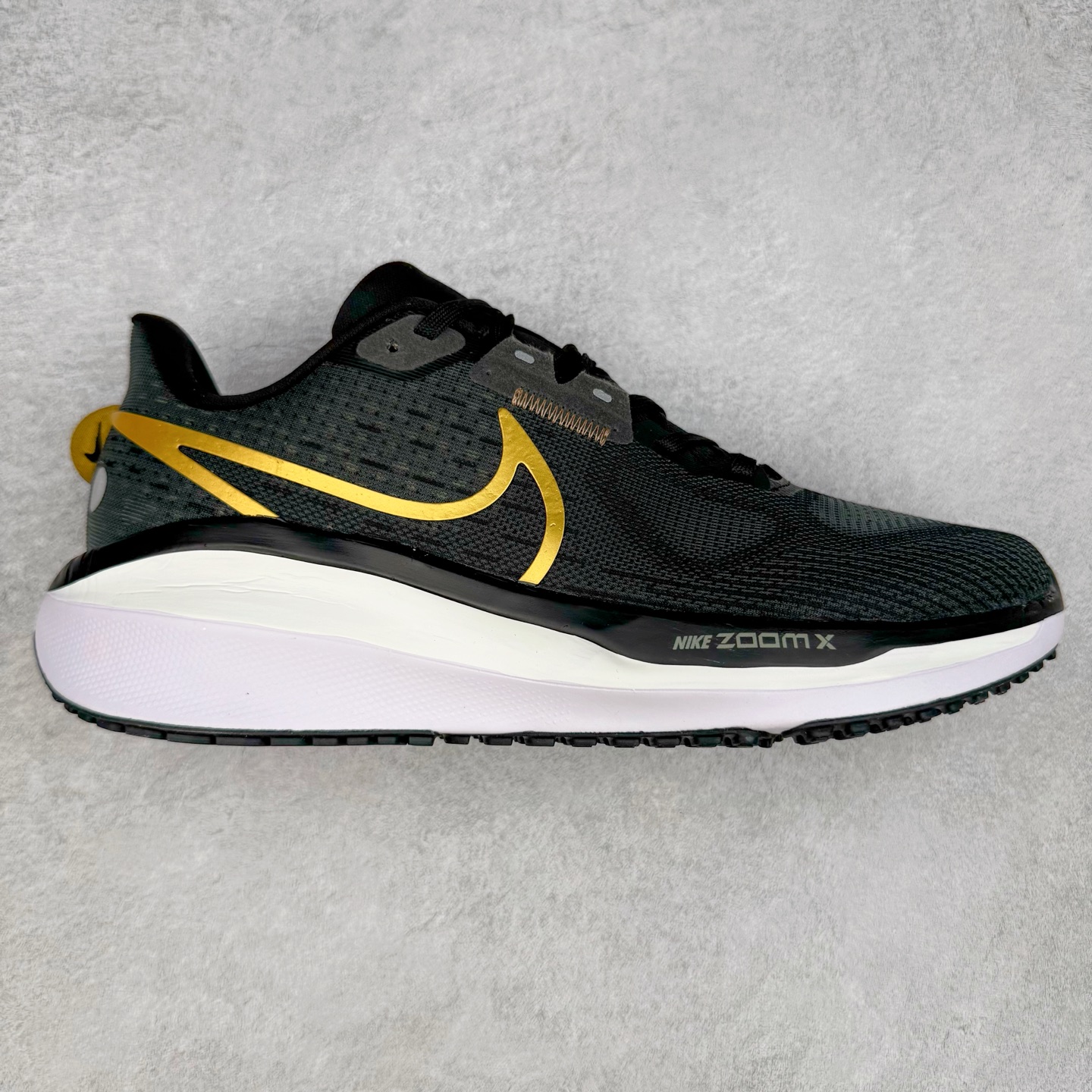 NK Air Zoom Vomero 17 轻便舒适公路跑步鞋 质感柔软 弹力充沛 助力一路畅跑 乐享不停 厚实泡绵缔造舒适的回弹效果 铸就出色跑步表现 该鞋款轻盈透气 带你步入舒适新境界 疾速刺激感和非凡舒适脚感交织 定能让跑者在迈步间找到渴望已久的跑步乐趣 自如掌控跑步节奏、配速和里程 足底缓震配置赋予双足柔软舒适感受 助你一路畅跑 缓震设计 在双足触地时有助提供舒适脚感 搭载性能出众的 ZoomX 和 Cushlon 泡绵 营造柔软舒适脚感 助你稳稳迈步 基于跑者反馈 简化中底设计 带来出色舒适感 尺码：36 36.5 37.5 38 38.5 39 40 40.5 41 42 42.5 43 44 44.5 45-选品中心