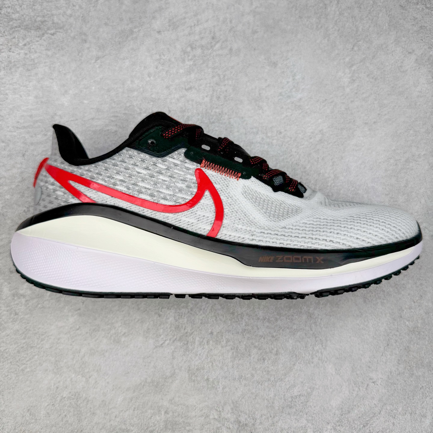 NK Air Zoom Vomero 17 轻便舒适公路跑步鞋 质感柔软 弹力充沛 助力一路畅跑 乐享不停 厚实泡绵缔造舒适的回弹效果 铸就出色跑步表现 该鞋款轻盈透气 带你步入舒适新境界 疾速刺激感和非凡舒适脚感交织 定能让跑者在迈步间找到渴望已久的跑步乐趣 自如掌控跑步节奏、配速和里程 足底缓震配置赋予双足柔软舒适感受 助你一路畅跑 缓震设计 在双足触地时有助提供舒适脚感 搭载性能出众的 ZoomX 和 Cushlon 泡绵 营造柔软舒适脚感 助你稳稳迈步 基于跑者反馈 简化中底设计 带来出色舒适感 尺码：36 36.5 37.5 38 38.5 39 40 40.5 41 42 42.5 43 44 44.5 45-选品中心