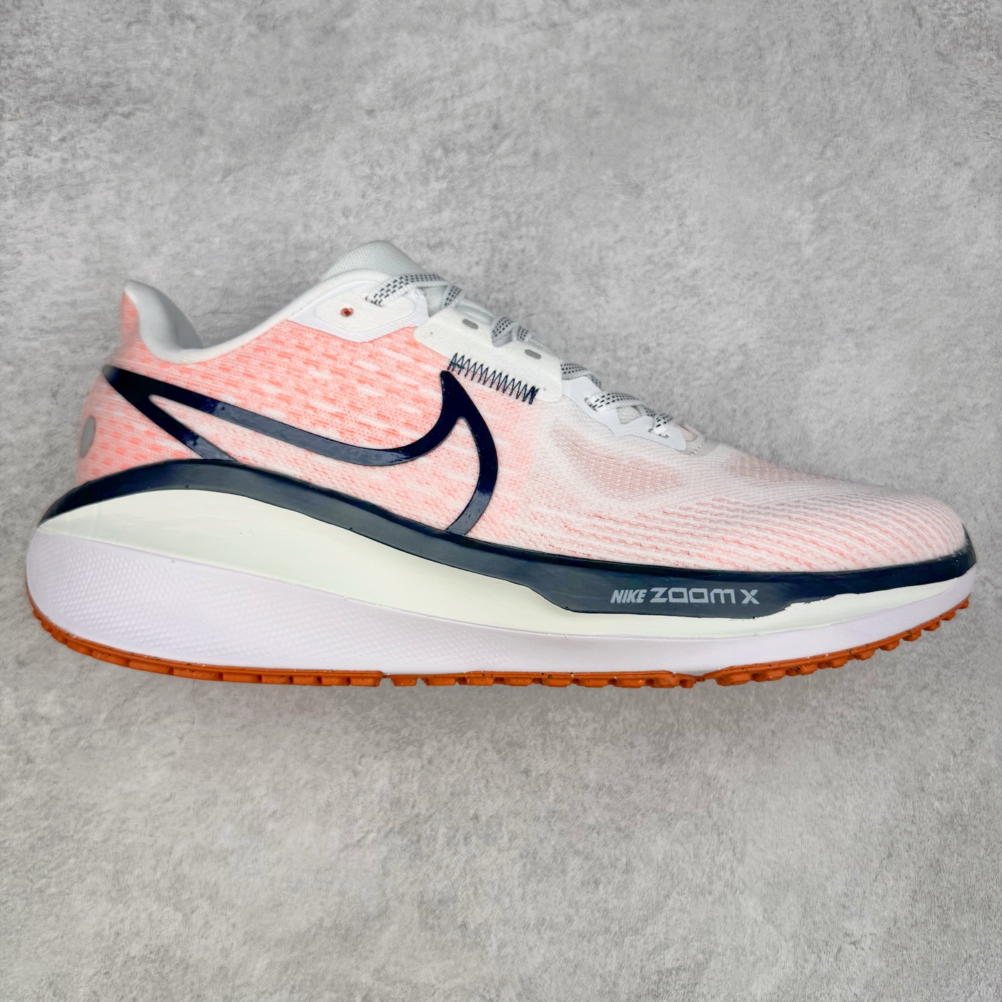 NK Air Zoom Vomero 17 轻便舒适公路跑步鞋 质感柔软 弹力充沛 助力一路畅跑 乐享不停 厚实泡绵缔造舒适的回弹效果 铸就出色跑步表现 该鞋款轻盈透气 带你步入舒适新境界 疾速刺激感和非凡舒适脚感交织 定能让跑者在迈步间找到渴望已久的跑步乐趣 自如掌控跑步节奏、配速和里程 足底缓震配置赋予双足柔软舒适感受 助你一路畅跑 缓震设计 在双足触地时有助提供舒适脚感 搭载性能出众的 ZoomX 和 Cushlon 泡绵 营造柔软舒适脚感 助你稳稳迈步 基于跑者反馈 简化中底设计 带来出色舒适感 尺码：36 36.5 37.5 38 38.5 39 40 40.5 41 42 42.5 43 44 44.5 45-选品中心