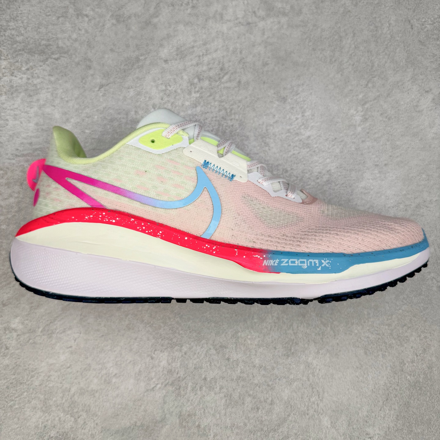 NK Air Zoom Vomero 17 轻便舒适公路跑步鞋 质感柔软 弹力充沛 助力一路畅跑 乐享不停 厚实泡绵缔造舒适的回弹效果 铸就出色跑步表现 该鞋款轻盈透气 带你步入舒适新境界 疾速刺激感和非凡舒适脚感交织 定能让跑者在迈步间找到渴望已久的跑步乐趣 自如掌控跑步节奏、配速和里程 足底缓震配置赋予双足柔软舒适感受 助你一路畅跑 缓震设计 在双足触地时有助提供舒适脚感 搭载性能出众的 ZoomX 和 Cushlon 泡绵 营造柔软舒适脚感 助你稳稳迈步 基于跑者反馈 简化中底设计 带来出色舒适感 尺码：36 36.5 37.5 38 38.5 39 40 40.5 41 42 42.5 43 44 44.5 45-选品中心