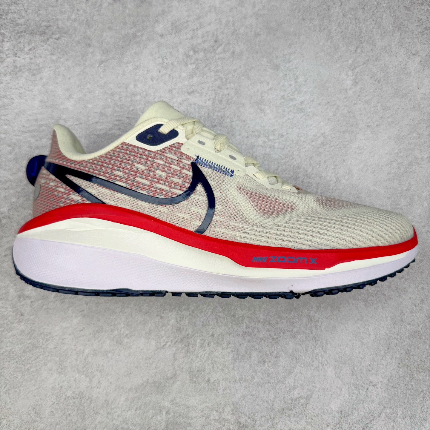 NK Air Zoom Vomero 17 轻便舒适公路跑步鞋 质感柔软 弹力充沛 助力一路畅跑 乐享不停 厚实泡绵缔造舒适的回弹效果 铸就出色跑步表现 该鞋款轻盈透气 带你步入舒适新境界 疾速刺激感和非凡舒适脚感交织 定能让跑者在迈步间找到渴望已久的跑步乐趣 自如掌控跑步节奏、配速和里程 足底缓震配置赋予双足柔软舒适感受 助你一路畅跑 缓震设计 在双足触地时有助提供舒适脚感 搭载性能出众的 ZoomX 和 Cushlon 泡绵 营造柔软舒适脚感 助你稳稳迈步 基于跑者反馈 简化中底设计 带来出色舒适感 尺码：36 36.5 37.5 38 38.5 39 40 40.5 41 42 42.5 43 44 44.5 45-选品中心