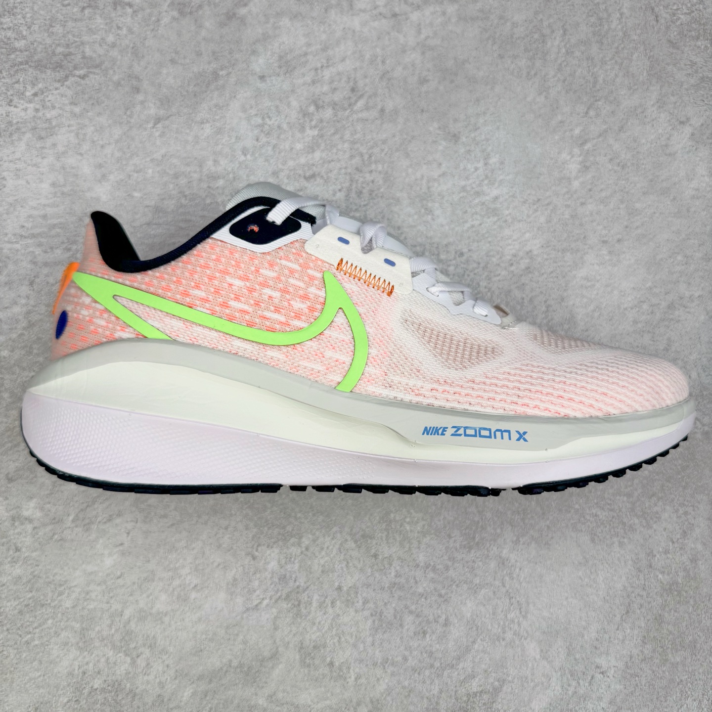 NK Air Zoom Vomero 17 轻便舒适公路跑步鞋 质感柔软 弹力充沛 助力一路畅跑 乐享不停 厚实泡绵缔造舒适的回弹效果 铸就出色跑步表现 该鞋款轻盈透气 带你步入舒适新境界 疾速刺激感和非凡舒适脚感交织 定能让跑者在迈步间找到渴望已久的跑步乐趣 自如掌控跑步节奏、配速和里程 足底缓震配置赋予双足柔软舒适感受 助你一路畅跑 缓震设计 在双足触地时有助提供舒适脚感 搭载性能出众的 ZoomX 和 Cushlon 泡绵 营造柔软舒适脚感 助你稳稳迈步 基于跑者反馈 简化中底设计 带来出色舒适感 尺码：36 36.5 37.5 38 38.5 39 40 40.5 41 42 42.5 43 44 44.5 45-选品中心