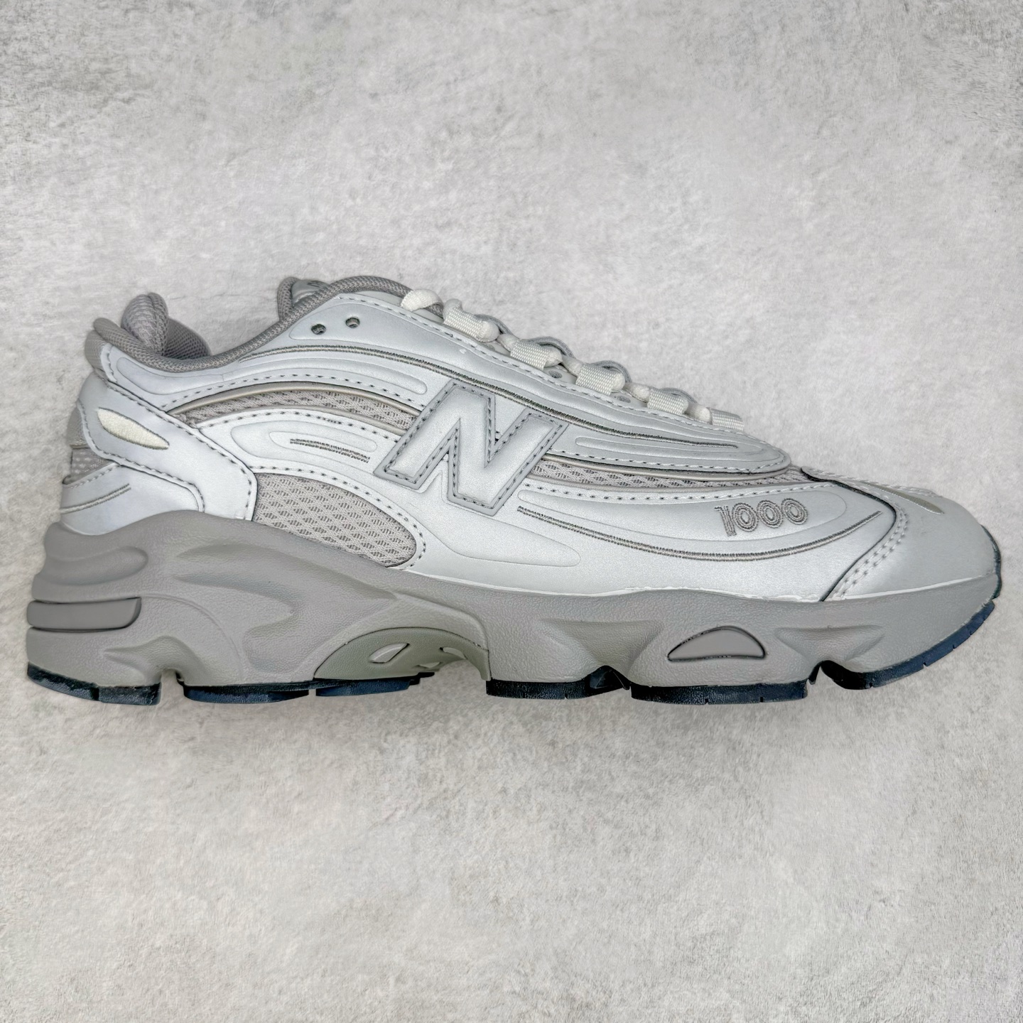 图片[8]-New Balance M1000 NB系列低帮复古老爹风休闲运动慢跑鞋 据悉，New Balance的复古鞋型M1000系列将在2024年正式回归。而自家美产创意总监Teddy Santis的AIMÉ LEON DORE也将率先推出联名1000撑撑场子，鞋款预计将在今年正式发布。New Balance1000系列作为NB最高端的鞋型，诞生于1999年，一度成为当年的热门鞋型，神似Nike Air Max95，现在看来也是一双符合潮流趋势的复古老爹鞋型。此番Teddy Santis亲自操刀，将丰富的配色和升级材质于复古的1000鞋型结合，鞋身采用米色、绿色和粉色的搭配。\\\”N\\\”字Logo也以全新的设计呈现，以1000标志性的网布和皮革材质打造，带来全新的视觉体验。后续ALD和New Balance1000的联名还将推出纯白配色，具体颜值还要等更多实物图的释出。AIMÉ LEON DORE和New Balance的多次联名一直有着超高的人气，无论是550还是1906R都有着不低的溢价，预计此番颜值不错的全新1000也会有着较高的人气。尺码：36 37 37.5 38 38.5 39.5 40 40.5 41.5 42 42.5 43 44 44.5 45-选品中心