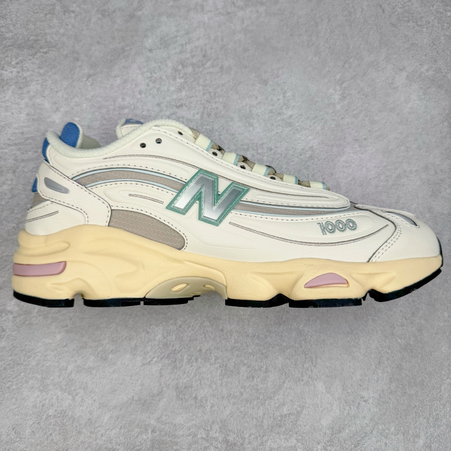 图片[9]-New Balance M1000 NB系列低帮复古老爹风休闲运动慢跑鞋 据悉，New Balance的复古鞋型M1000系列将在2024年正式回归。而自家美产创意总监Teddy Santis的AIMÉ LEON DORE也将率先推出联名1000撑撑场子，鞋款预计将在今年正式发布。New Balance1000系列作为NB最高端的鞋型，诞生于1999年，一度成为当年的热门鞋型，神似Nike Air Max95，现在看来也是一双符合潮流趋势的复古老爹鞋型。此番Teddy Santis亲自操刀，将丰富的配色和升级材质于复古的1000鞋型结合，鞋身采用米色、绿色和粉色的搭配。\\\”N\\\”字Logo也以全新的设计呈现，以1000标志性的网布和皮革材质打造，带来全新的视觉体验。后续ALD和New Balance1000的联名还将推出纯白配色，具体颜值还要等更多实物图的释出。AIMÉ LEON DORE和New Balance的多次联名一直有着超高的人气，无论是550还是1906R都有着不低的溢价，预计此番颜值不错的全新1000也会有着较高的人气。尺码：36 37 37.5 38 38.5 39.5 40 40.5 41.5 42 42.5 43 44 44.5 45-选品中心