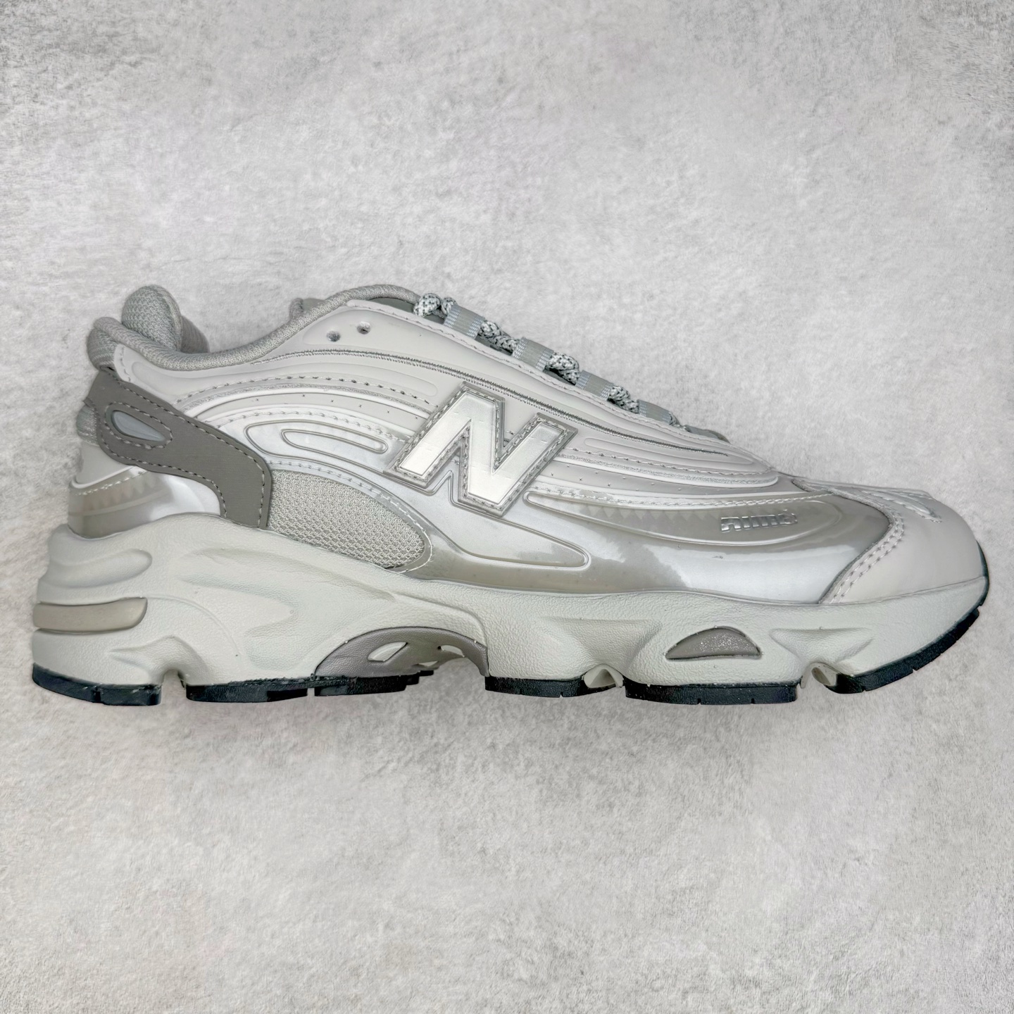 图片[7]-New Balance M1000 NB系列低帮复古老爹风休闲运动慢跑鞋 据悉，New Balance的复古鞋型M1000系列将在2024年正式回归。而自家美产创意总监Teddy Santis的AIMÉ LEON DORE也将率先推出联名1000撑撑场子，鞋款预计将在今年正式发布。New Balance1000系列作为NB最高端的鞋型，诞生于1999年，一度成为当年的热门鞋型，神似Nike Air Max95，现在看来也是一双符合潮流趋势的复古老爹鞋型。此番Teddy Santis亲自操刀，将丰富的配色和升级材质于复古的1000鞋型结合，鞋身采用米色、绿色和粉色的搭配。\\\”N\\\”字Logo也以全新的设计呈现，以1000标志性的网布和皮革材质打造，带来全新的视觉体验。后续ALD和New Balance1000的联名还将推出纯白配色，具体颜值还要等更多实物图的释出。AIMÉ LEON DORE和New Balance的多次联名一直有着超高的人气，无论是550还是1906R都有着不低的溢价，预计此番颜值不错的全新1000也会有着较高的人气。尺码：36 37 37.5 38 38.5 39.5 40 40.5 41.5 42 42.5 43 44 44.5 45-选品中心