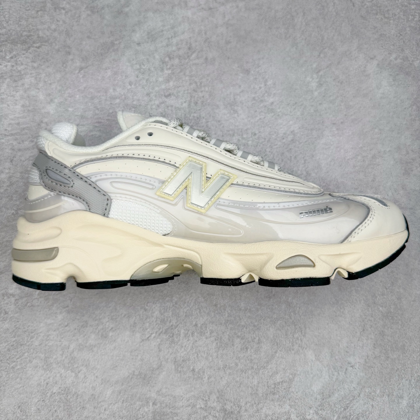 图片[4]-New Balance M1000 NB系列低帮复古老爹风休闲运动慢跑鞋 据悉，New Balance的复古鞋型M1000系列将在2024年正式回归。而自家美产创意总监Teddy Santis的AIMÉ LEON DORE也将率先推出联名1000撑撑场子，鞋款预计将在今年正式发布。New Balance1000系列作为NB最高端的鞋型，诞生于1999年，一度成为当年的热门鞋型，神似Nike Air Max95，现在看来也是一双符合潮流趋势的复古老爹鞋型。此番Teddy Santis亲自操刀，将丰富的配色和升级材质于复古的1000鞋型结合，鞋身采用米色、绿色和粉色的搭配。\\\”N\\\”字Logo也以全新的设计呈现，以1000标志性的网布和皮革材质打造，带来全新的视觉体验。后续ALD和New Balance1000的联名还将推出纯白配色，具体颜值还要等更多实物图的释出。AIMÉ LEON DORE和New Balance的多次联名一直有着超高的人气，无论是550还是1906R都有着不低的溢价，预计此番颜值不错的全新1000也会有着较高的人气。尺码：36 37 37.5 38 38.5 39.5 40 40.5 41.5 42 42.5 43 44 44.5 45-选品中心