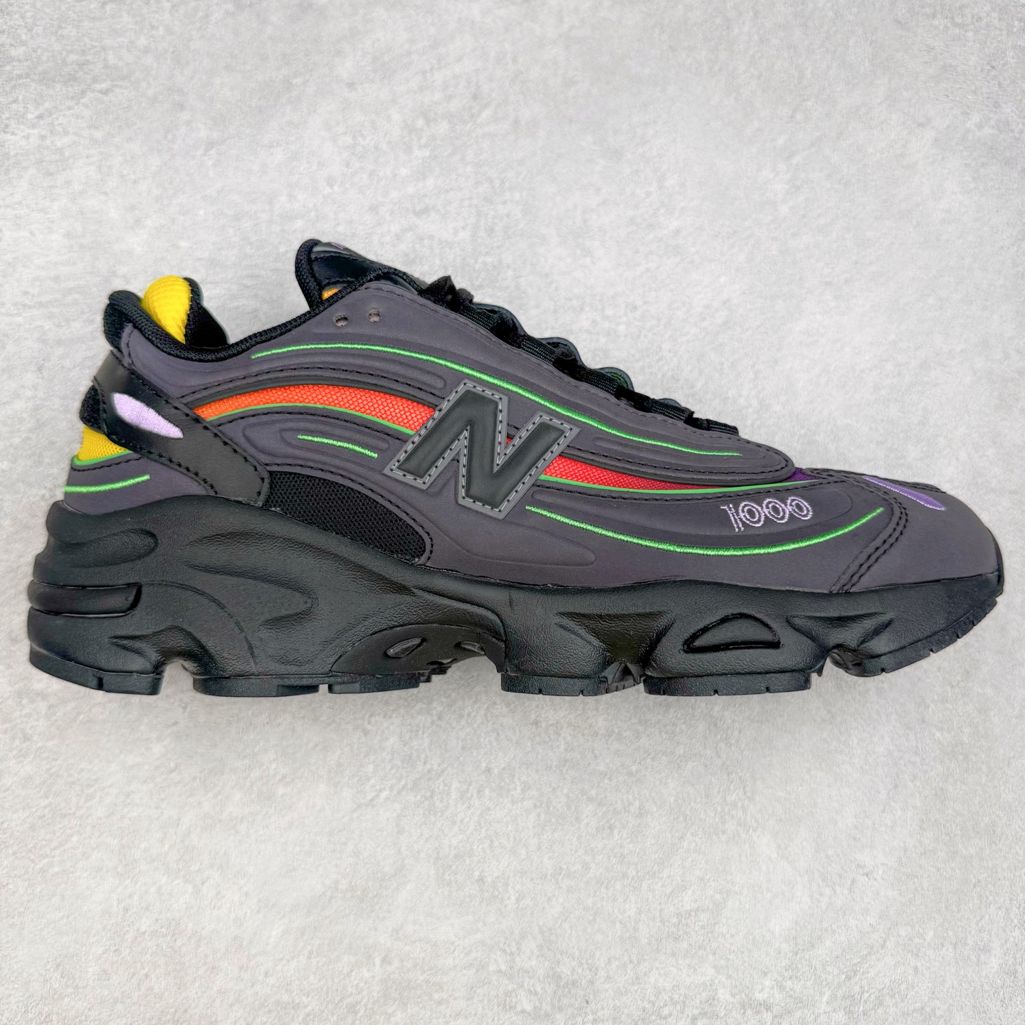 图片[3]-New Balance M1000 NB系列低帮复古老爹风休闲运动慢跑鞋 据悉，New Balance的复古鞋型M1000系列将在2024年正式回归。而自家美产创意总监Teddy Santis的AIMÉ LEON DORE也将率先推出联名1000撑撑场子，鞋款预计将在今年正式发布。New Balance1000系列作为NB最高端的鞋型，诞生于1999年，一度成为当年的热门鞋型，神似Nike Air Max95，现在看来也是一双符合潮流趋势的复古老爹鞋型。此番Teddy Santis亲自操刀，将丰富的配色和升级材质于复古的1000鞋型结合，鞋身采用米色、绿色和粉色的搭配。\\\”N\\\”字Logo也以全新的设计呈现，以1000标志性的网布和皮革材质打造，带来全新的视觉体验。后续ALD和New Balance1000的联名还将推出纯白配色，具体颜值还要等更多实物图的释出。AIMÉ LEON DORE和New Balance的多次联名一直有着超高的人气，无论是550还是1906R都有着不低的溢价，预计此番颜值不错的全新1000也会有着较高的人气。尺码：36 37 37.5 38 38.5 39.5 40 40.5 41.5 42 42.5 43 44 44.5 45-选品中心