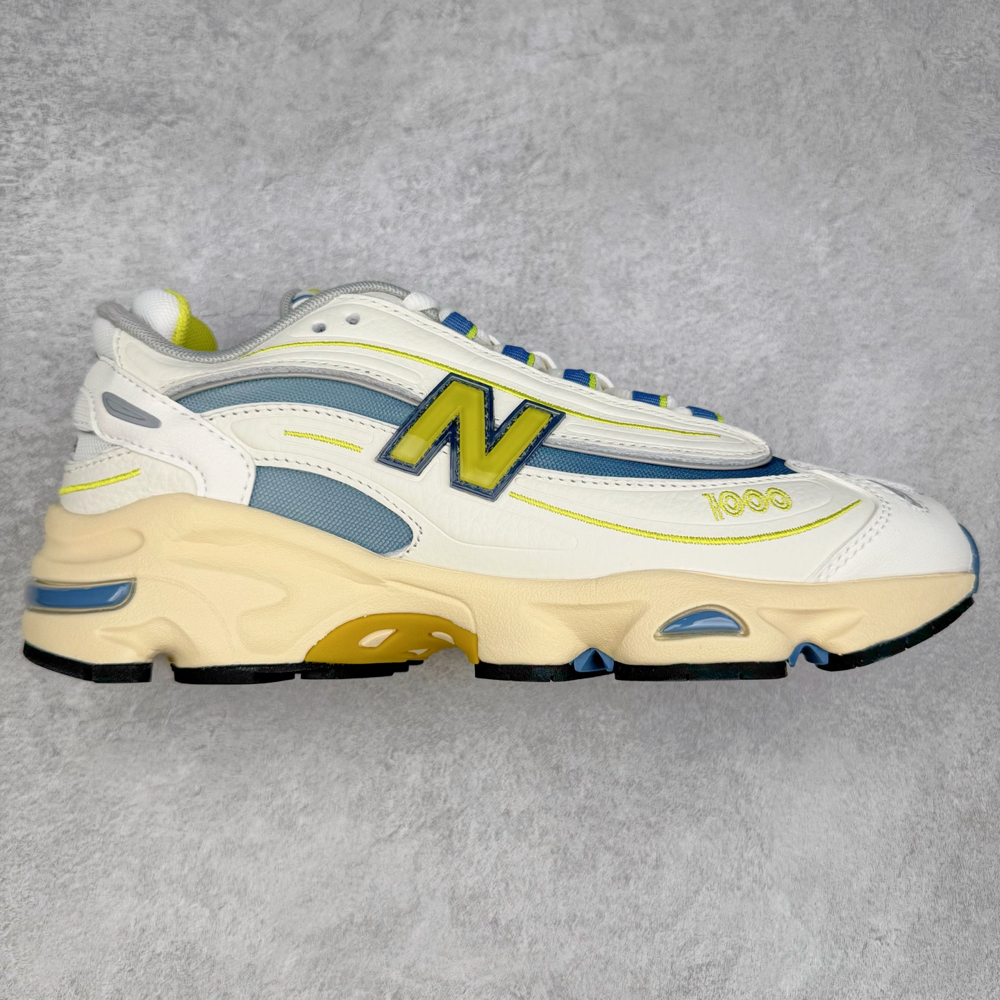 New Balance M1000 NB系列低帮复古老爹风休闲运动慢跑鞋 据悉，New Balance的复古鞋型M1000系列将在2024年正式回归。而自家美产创意总监Teddy Santis的AIMÉ LEON DORE也将率先推出联名1000撑撑场子，鞋款预计将在今年正式发布。New Balance1000系列作为NB最高端的鞋型，诞生于1999年，一度成为当年的热门鞋型，神似Nike Air Max95，现在看来也是一双符合潮流趋势的复古老爹鞋型。此番Teddy Santis亲自操刀，将丰富的配色和升级材质于复古的1000鞋型结合，鞋身采用米色、绿色和粉色的搭配。\\\”N\\\”字Logo也以全新的设计呈现，以1000标志性的网布和皮革材质打造，带来全新的视觉体验。后续ALD和New Balance1000的联名还将推出纯白配色，具体颜值还要等更多实物图的释出。AIMÉ LEON DORE和New Balance的多次联名一直有着超高的人气，无论是550还是1906R都有着不低的溢价，预计此番颜值不错的全新1000也会有着较高的人气。尺码：36 37 37.5 38 38.5 39.5 40 40.5 41.5 42 42.5 43 44 44.5 45-选品中心