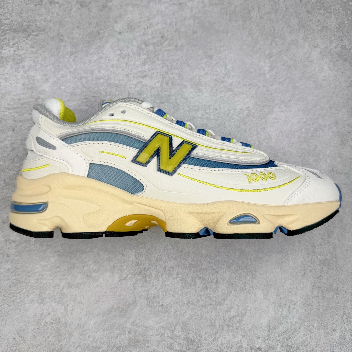 New Balance M1000 NB系列低帮复古老爹风休闲运动慢跑鞋 据悉，New Balance的复古鞋型M1000系列将在2024年正式回归。而自家美产创意总监Teddy Santis的AIMÉ LEON DORE也将率先推出联名1000撑撑场子，鞋款预计将在今年正式发布。New Balance1000系列作为NB最高端的鞋型，诞生于1999年，一度成为当年的热门鞋型，神似Nike Air Max95，现在看来也是一双符合潮流趋势的复古老爹鞋型。此番Teddy Santis亲自操刀，将丰富的配色和升级材质于复古的1000鞋型结合，鞋身采用米色、绿色和粉色的搭配。\\\