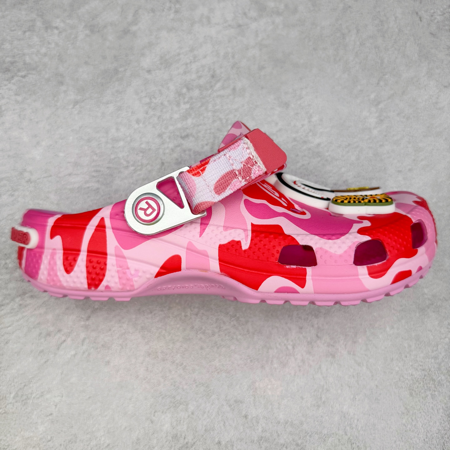A BATHING APE x Crocs Classic clog 卡骆驰Bape联名迷彩印花舒适百搭洞洞鞋 超轻Croslite专利材料打造 鞋面更加耐用易清洗 该鞋款轻盈舒适 2002年 经典克骆格诞生 秉承外形简单 穿着舒适的初衷 不断为消费者带来舒适的穿着体验 穿出“趣”味 鞋面洞洞可搭彰显个性的智必星 一鞋两穿 可调节式后跟带增添鞋身的稳固性能 放前面变成愜意舒适的凉拖 放后面行走跑跳更加稳妥 Croslite ™材料 封闭式细胞树脂 能够在体温作用下自动变形以适应脚部形状 涉水性优秀的同时易于清洁 抓地力强 不易打滑 Crocs的核心理念：轻便 灵活 全方位的舒适感 同步官方尺码：M4（36-37） M5（37-38）M6（38-39）M7（39-40）M8（41-42）M9（42-43）M10（43-44）M11（45-46）-选品中心