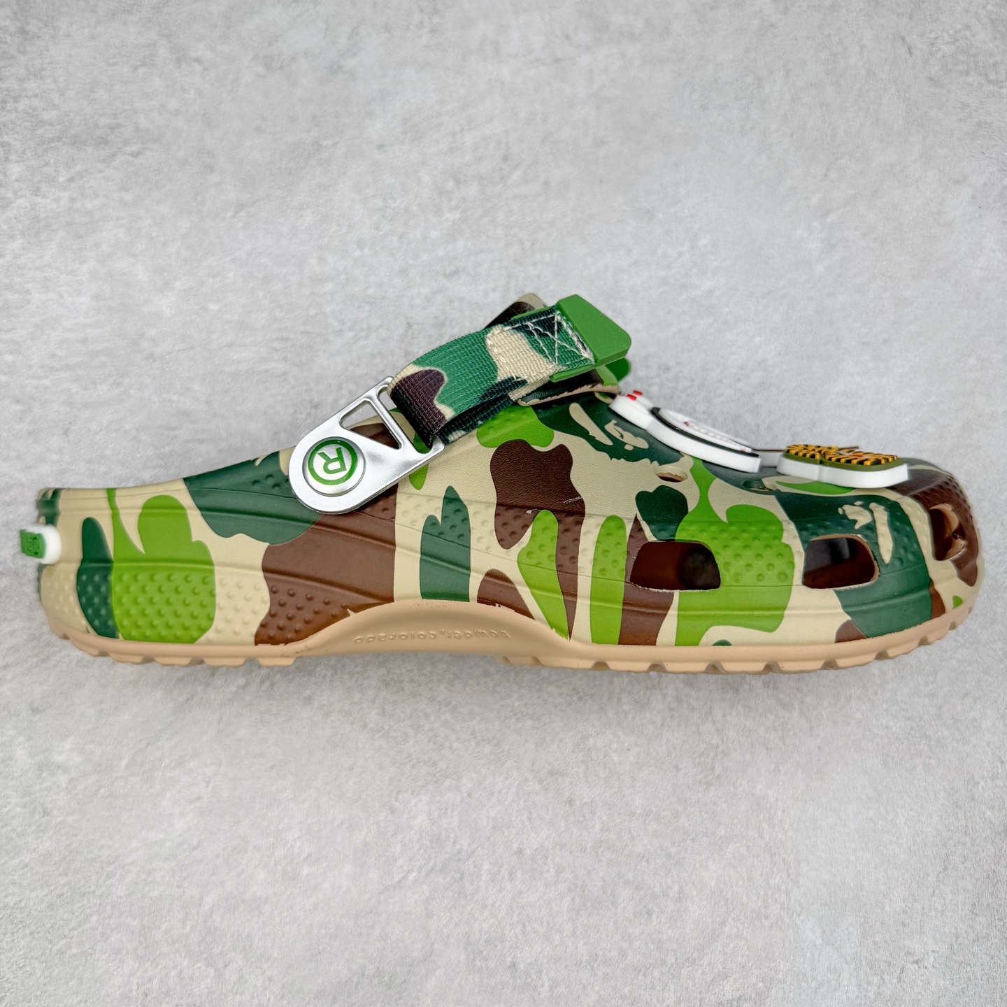 A BATHING APE x Crocs Classic clog 卡骆驰Bape联名迷彩印花舒适百搭洞洞鞋 超轻Croslite专利材料打造 鞋面更加耐用易清洗 该鞋款轻盈舒适 2002年 经典克骆格诞生 秉承外形简单 穿着舒适的初衷 不断为消费者带来舒适的穿着体验 穿出“趣”味 鞋面洞洞可搭彰显个性的智必星 一鞋两穿 可调节式后跟带增添鞋身的稳固性能 放前面变成愜意舒适的凉拖 放后面行走跑跳更加稳妥 Croslite ™材料 封闭式细胞树脂 能够在体温作用下自动变形以适应脚部形状 涉水性优秀的同时易于清洁 抓地力强 不易打滑 Crocs的核心理念：轻便 灵活 全方位的舒适感 同步官方尺码：M4（36-37） M5（37-38）M6（38-39）M7（39-40）M8（41-42）M9（42-43）M10（43-44）M11（45-46）-选品中心