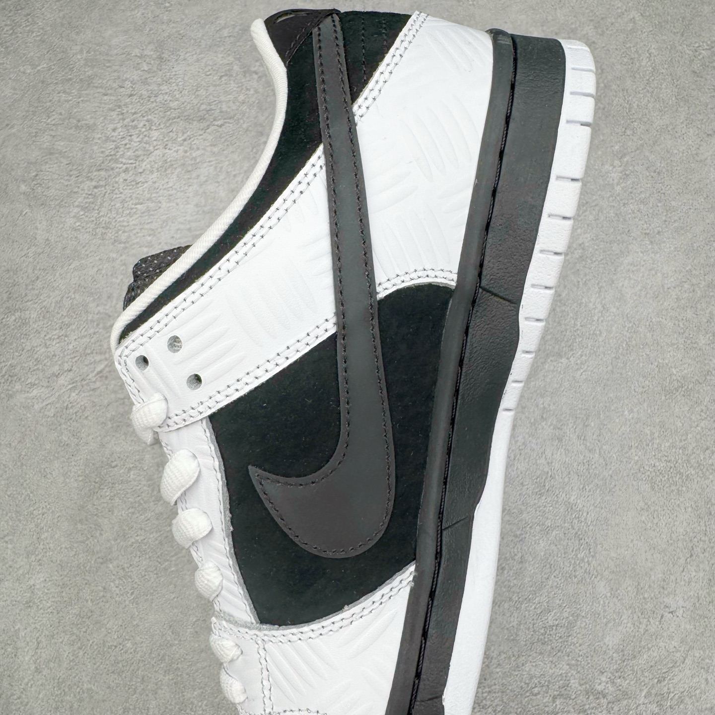 图片[7]-＃M纯原 TIGHTBOOTH x NK SB Dunk Low 联名反转黑白熊猫 FD2629-100 圈内最强 零售首选 独家原厂航空铝磨具打磨大底 鞋头坡度极致还原 原盒原配 圈内天花板工艺 原厂冲刀 超高清洁度 全鞋零毛边皮料切割 全套原楦原模倾力打造完美版型 采用原厂百宏鞋带以及原厂百宏织唛舌标 内标可供原厂几率过验 原厂中底布黄色点胶 原厂中底布拉帮走线遵循公司‼️尺码：36 36.5 37.5 38 38.5 39 40 40.5 41 42 42.5 43 44 44.5 45 46 47.5-选品中心