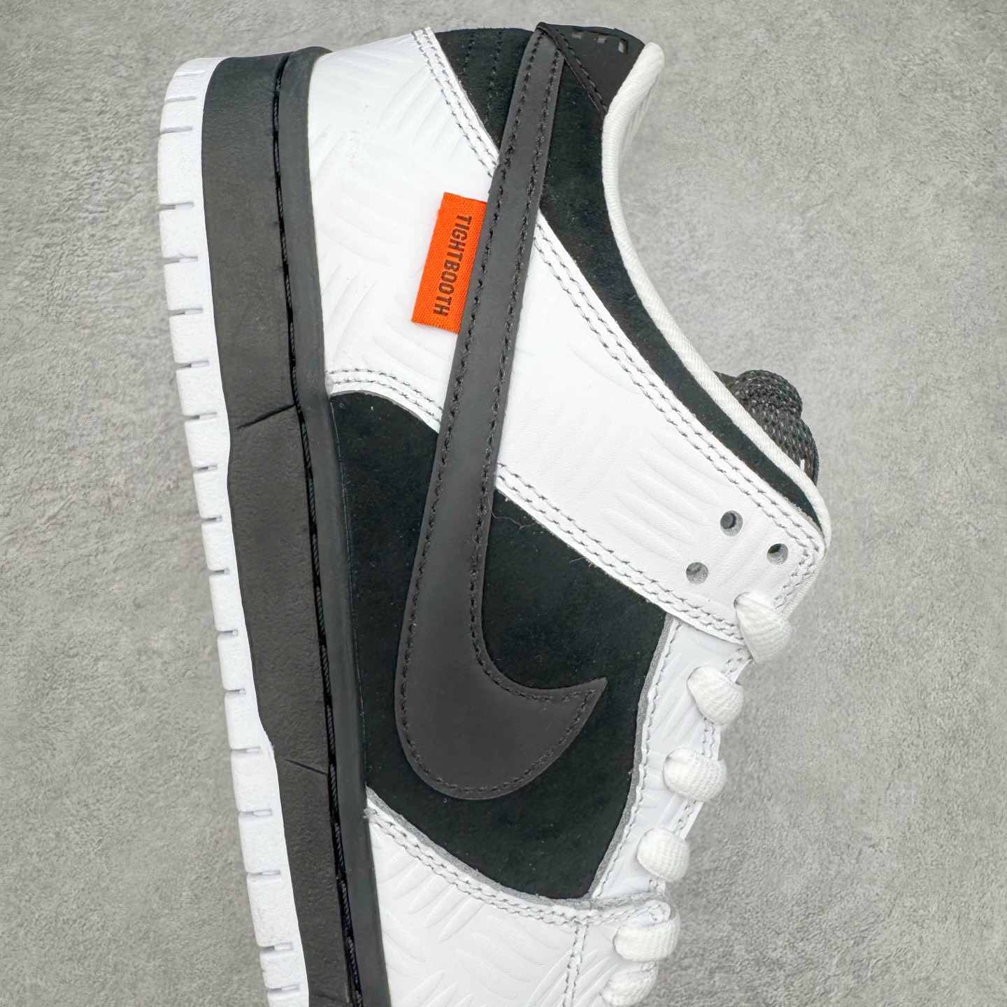 图片[6]-＃M纯原 TIGHTBOOTH x NK SB Dunk Low 联名反转黑白熊猫 FD2629-100 圈内最强 零售首选 独家原厂航空铝磨具打磨大底 鞋头坡度极致还原 原盒原配 圈内天花板工艺 原厂冲刀 超高清洁度 全鞋零毛边皮料切割 全套原楦原模倾力打造完美版型 采用原厂百宏鞋带以及原厂百宏织唛舌标 内标可供原厂几率过验 原厂中底布黄色点胶 原厂中底布拉帮走线遵循公司‼️尺码：36 36.5 37.5 38 38.5 39 40 40.5 41 42 42.5 43 44 44.5 45 46 47.5-选品中心