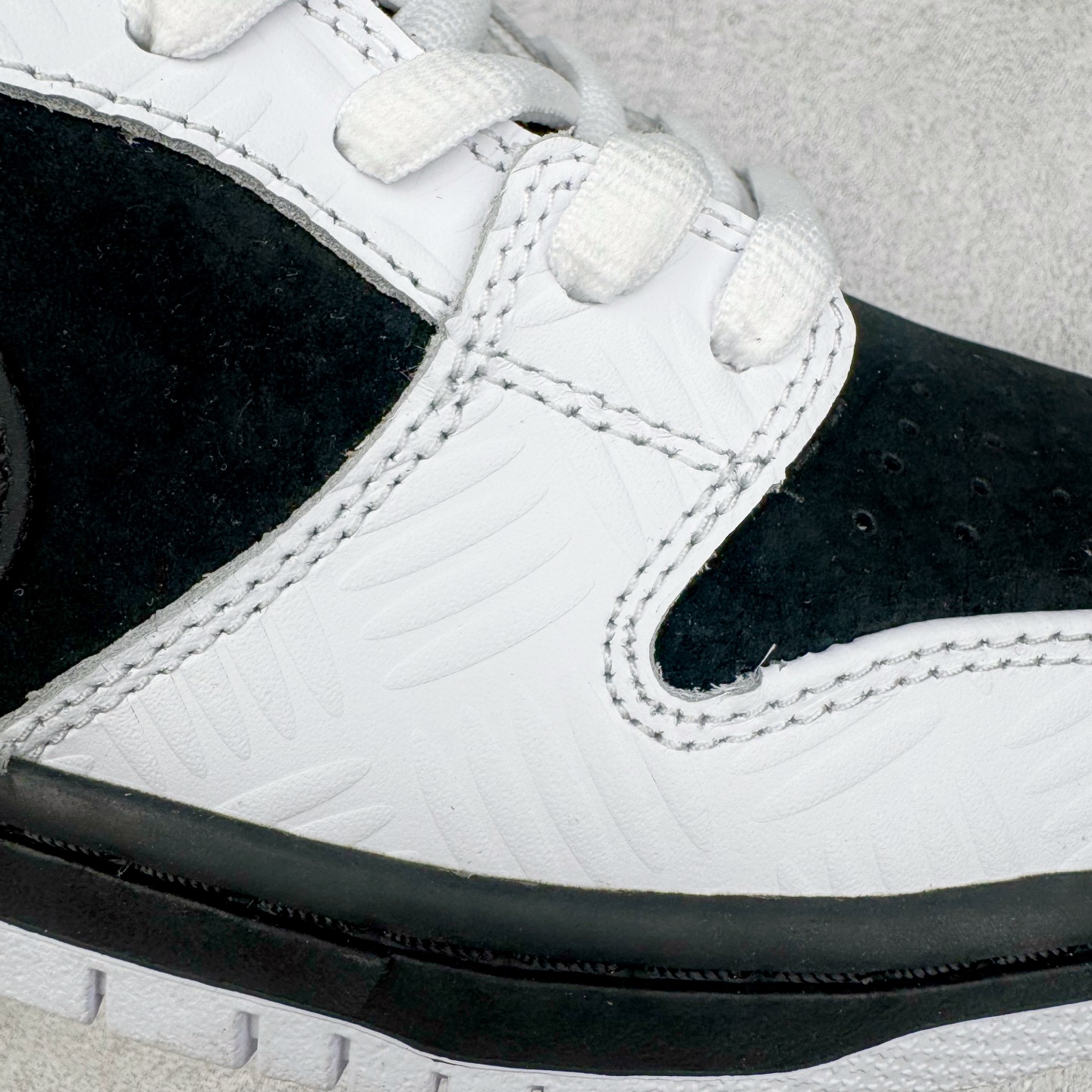 图片[17]-＃M纯原 TIGHTBOOTH x NK SB Dunk Low 联名反转黑白熊猫 FD2629-100 圈内最强 零售首选 独家原厂航空铝磨具打磨大底 鞋头坡度极致还原 原盒原配 圈内天花板工艺 原厂冲刀 超高清洁度 全鞋零毛边皮料切割 全套原楦原模倾力打造完美版型 采用原厂百宏鞋带以及原厂百宏织唛舌标 内标可供原厂几率过验 原厂中底布黄色点胶 原厂中底布拉帮走线遵循公司‼️尺码：36 36.5 37.5 38 38.5 39 40 40.5 41 42 42.5 43 44 44.5 45 46 47.5-选品中心