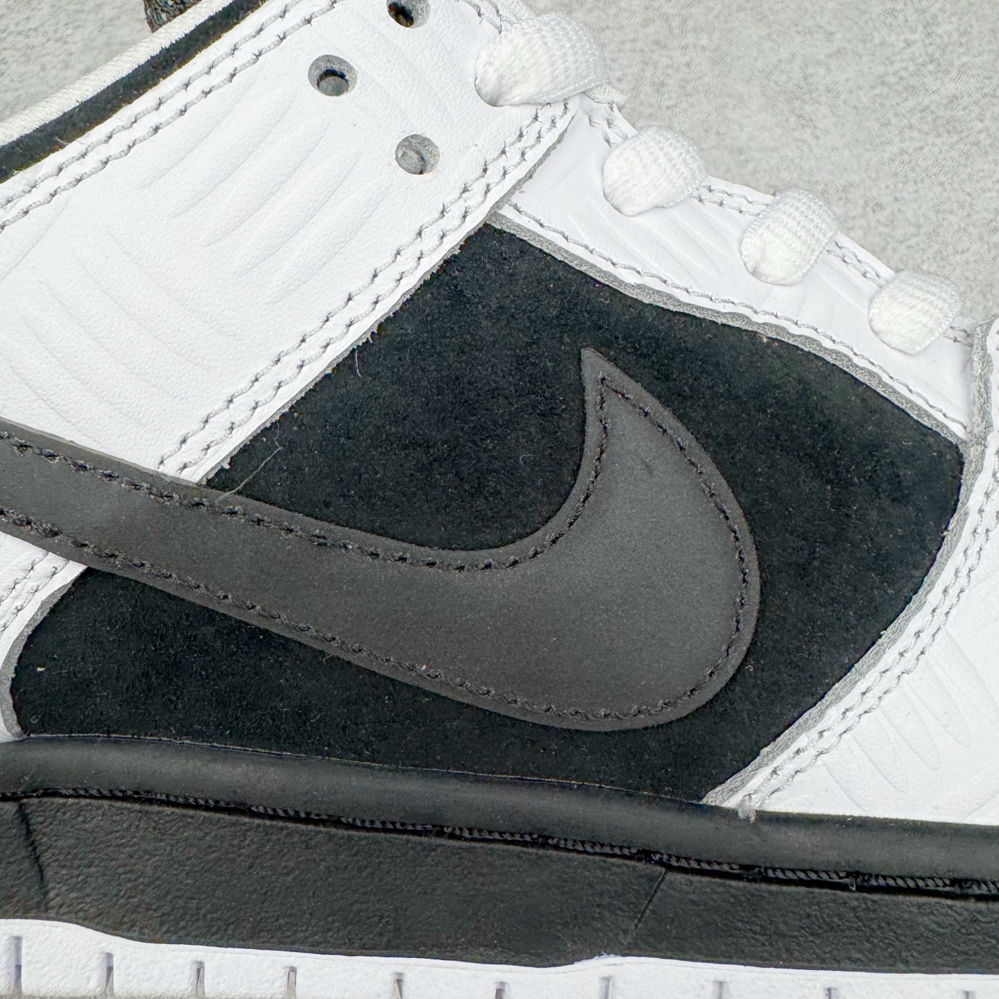 图片[16]-＃M纯原 TIGHTBOOTH x NK SB Dunk Low 联名反转黑白熊猫 FD2629-100 圈内最强 零售首选 独家原厂航空铝磨具打磨大底 鞋头坡度极致还原 原盒原配 圈内天花板工艺 原厂冲刀 超高清洁度 全鞋零毛边皮料切割 全套原楦原模倾力打造完美版型 采用原厂百宏鞋带以及原厂百宏织唛舌标 内标可供原厂几率过验 原厂中底布黄色点胶 原厂中底布拉帮走线遵循公司‼️尺码：36 36.5 37.5 38 38.5 39 40 40.5 41 42 42.5 43 44 44.5 45 46 47.5-选品中心