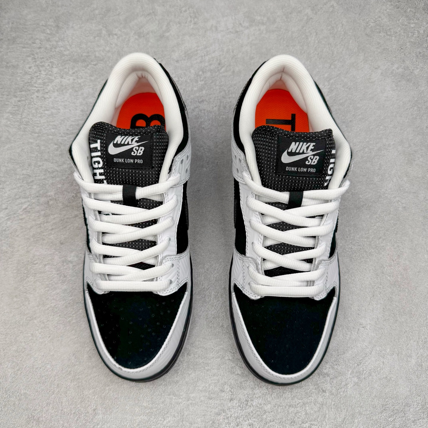 图片[2]-＃M纯原 TIGHTBOOTH x NK SB Dunk Low 联名反转黑白熊猫 FD2629-100 圈内最强 零售首选 独家原厂航空铝磨具打磨大底 鞋头坡度极致还原 原盒原配 圈内天花板工艺 原厂冲刀 超高清洁度 全鞋零毛边皮料切割 全套原楦原模倾力打造完美版型 采用原厂百宏鞋带以及原厂百宏织唛舌标 内标可供原厂几率过验 原厂中底布黄色点胶 原厂中底布拉帮走线遵循公司‼️尺码：36 36.5 37.5 38 38.5 39 40 40.5 41 42 42.5 43 44 44.5 45 46 47.5-选品中心